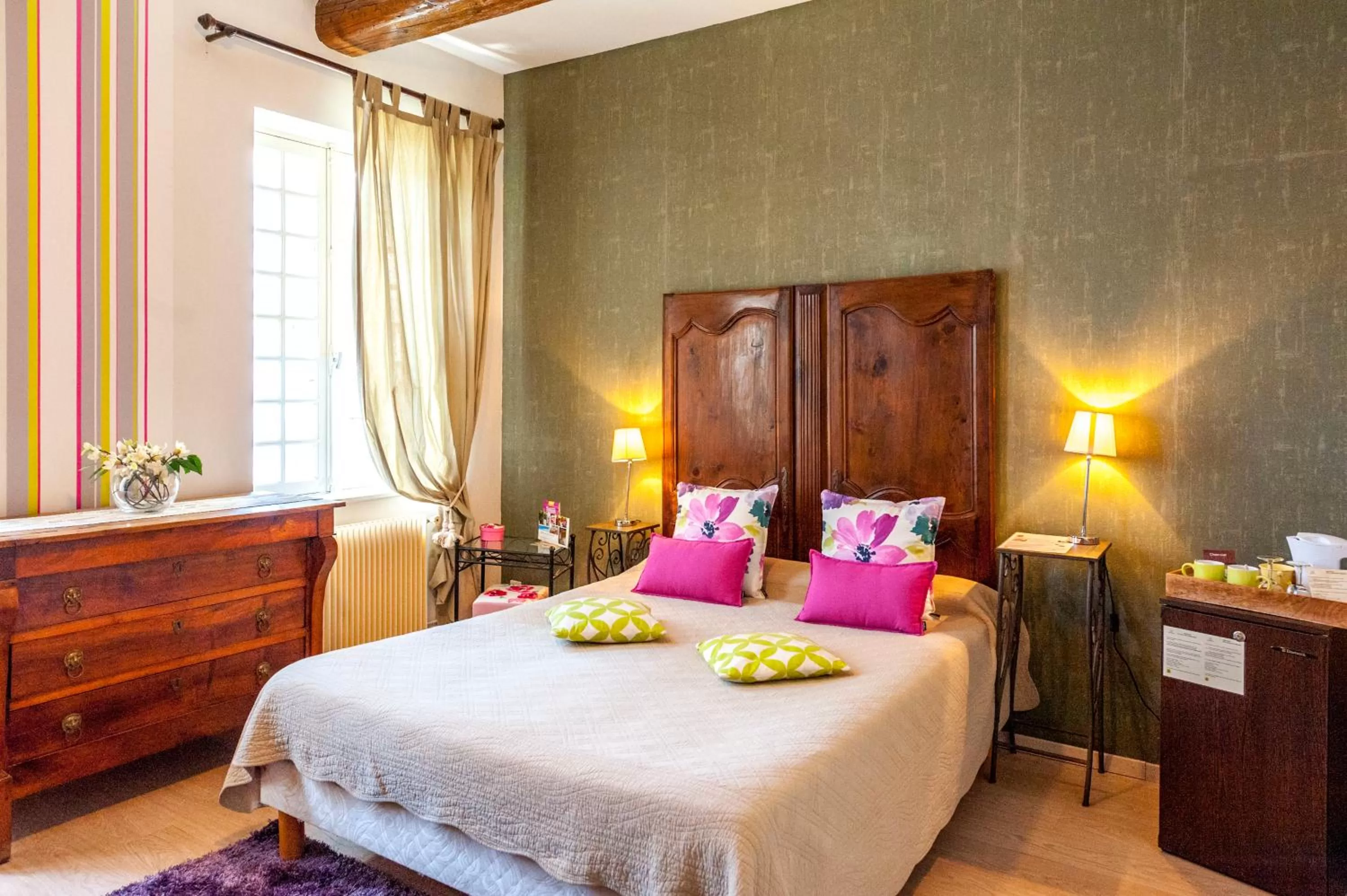 Charming Double Room in Logis Auberge De Tavel