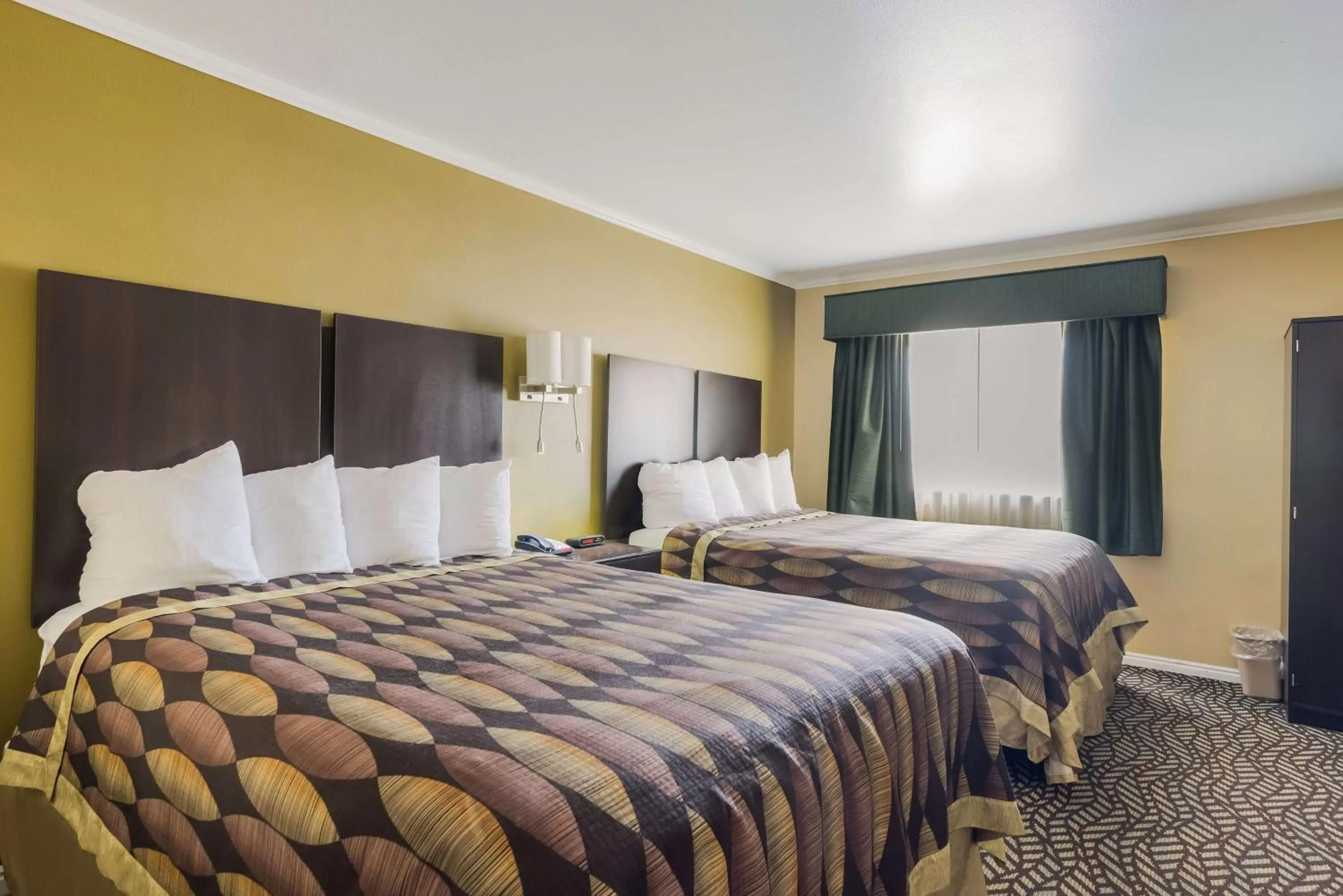 Queen Suite with Three Queen Beds in Best Western Richfield Inn