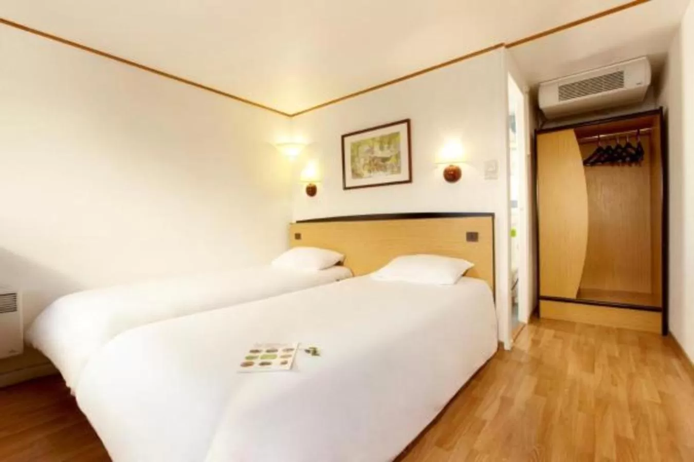 Twin Room with 2 Single Beds in Campanile Moulins Avermes