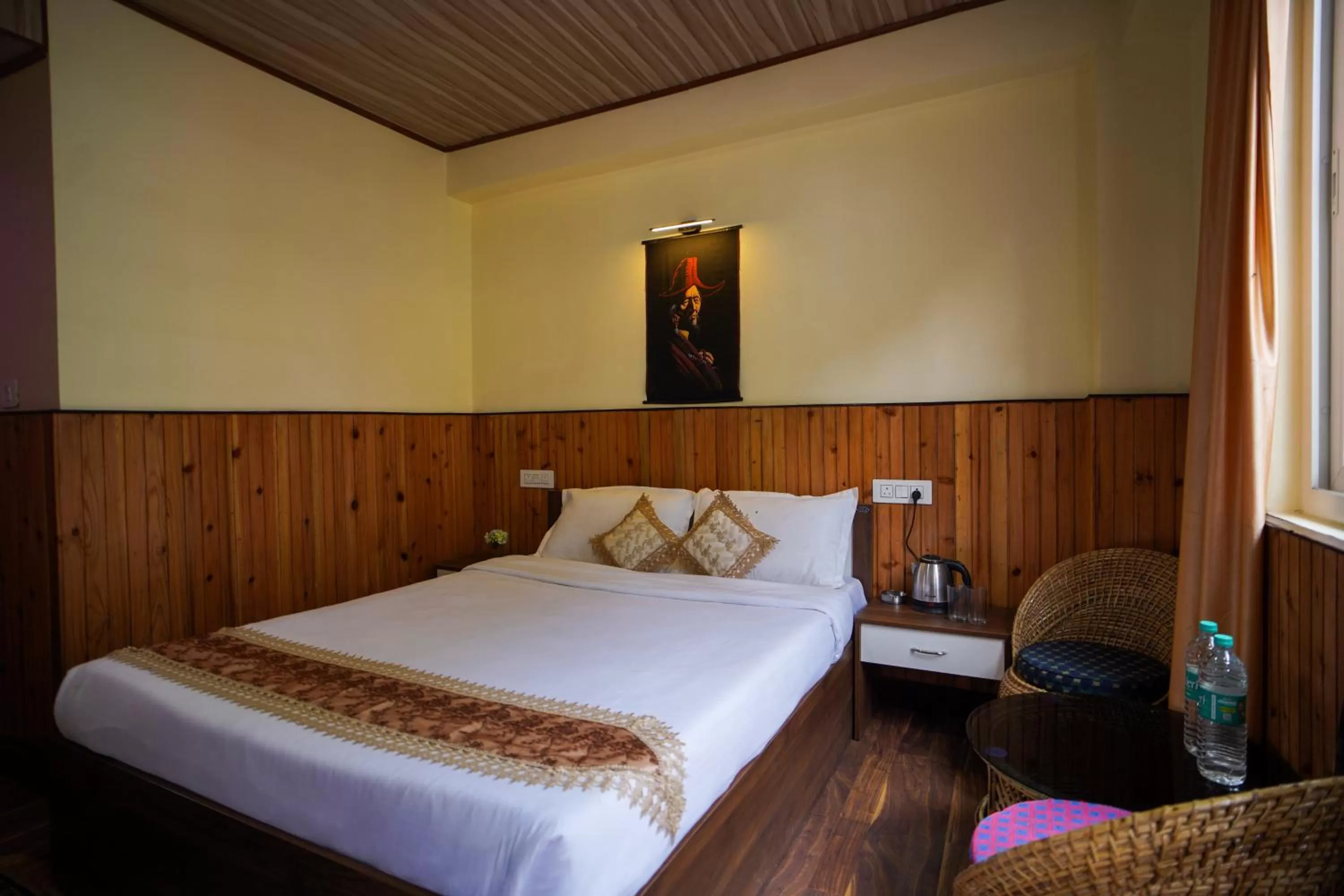 Deluxe King Room in Hotel Hill Queen near Sherpa Gumba Darjeeling Mall 5 Min Couple Friendly