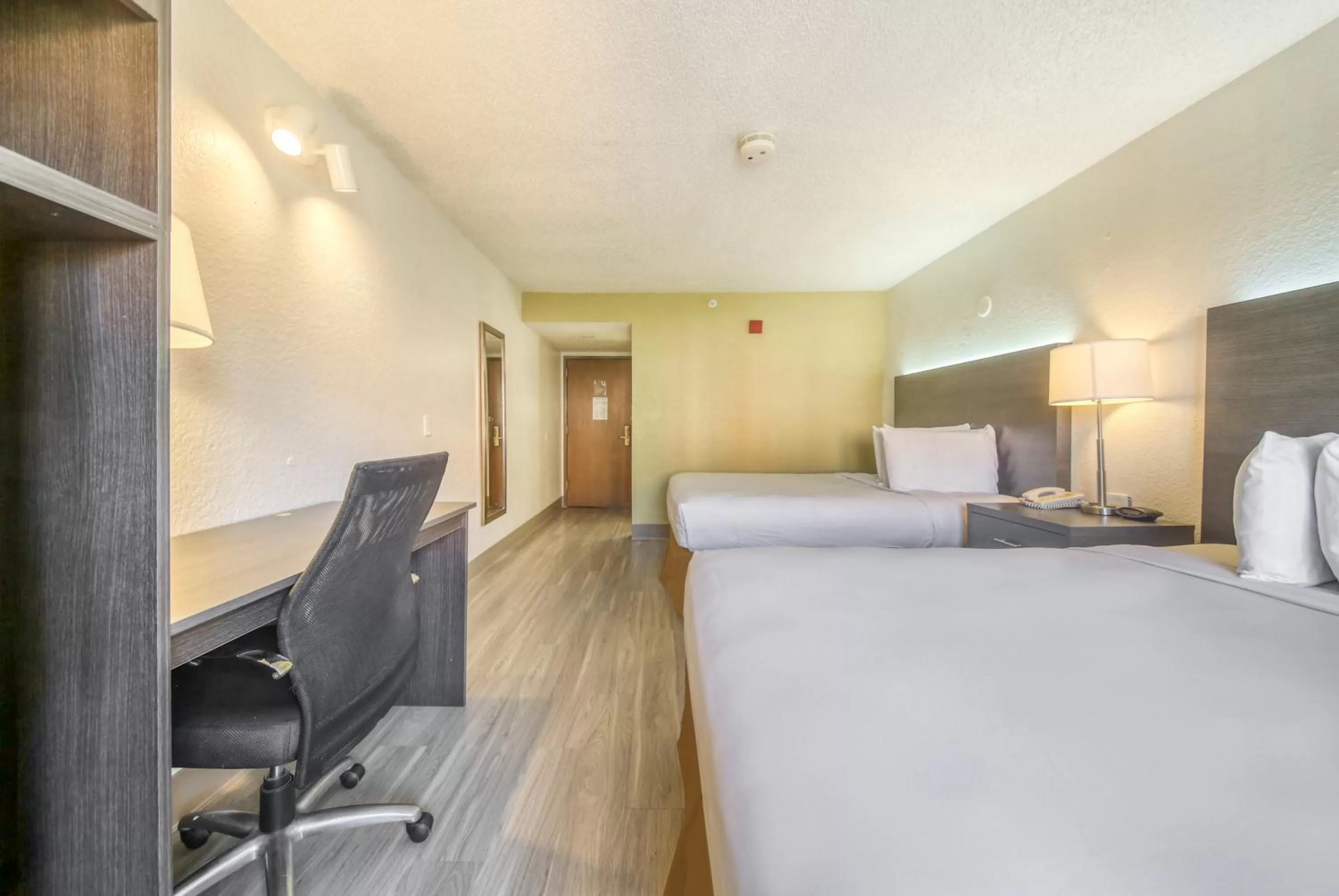 Queen Suite with Tub and Grab Bars - Mobility/Hearing Accessible - Non-Smoking in Baymont by Wyndham Orlando-International Dr-Universal Blvd