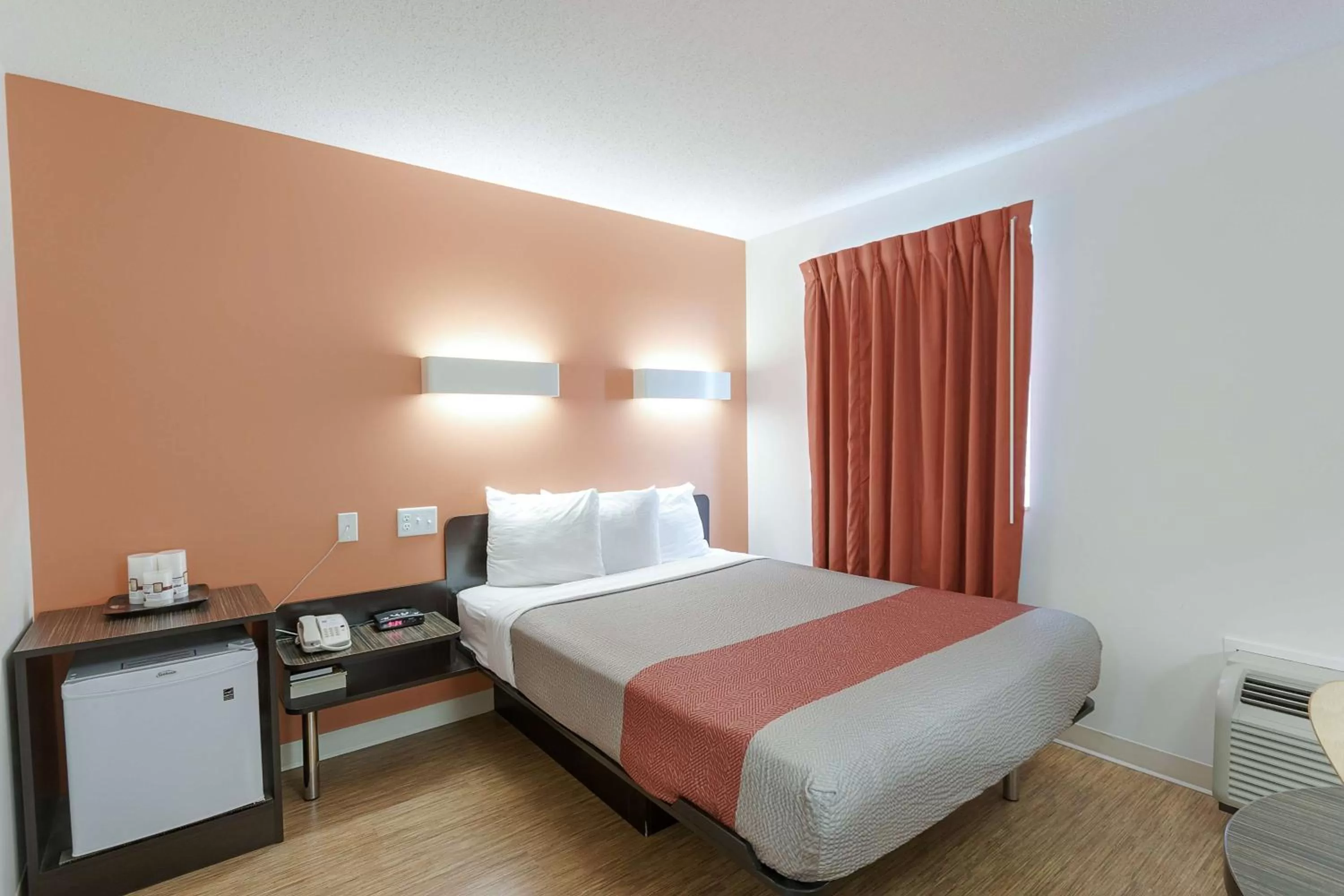 Deluxe King Room - Non-Smoking in Motel 6-Brandon, MB