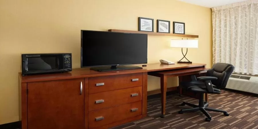 Standard Queen Room with Two Queen Beds and Balcony in Holiday Inn Express Tifton by IHG