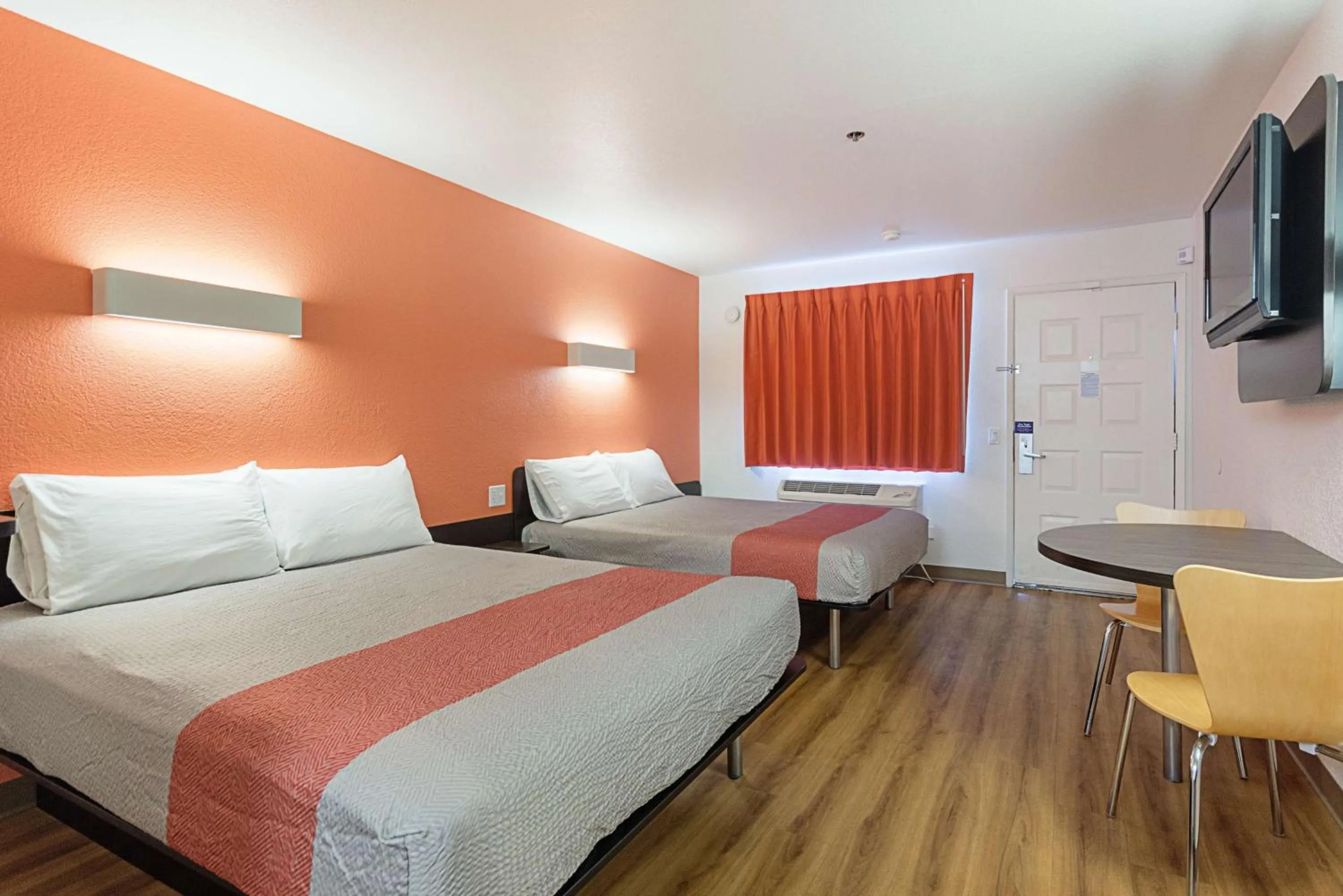 Deluxe Queen Room with Two Queen Beds - single occupancy - Smoking in Motel 6-Fresno, CA