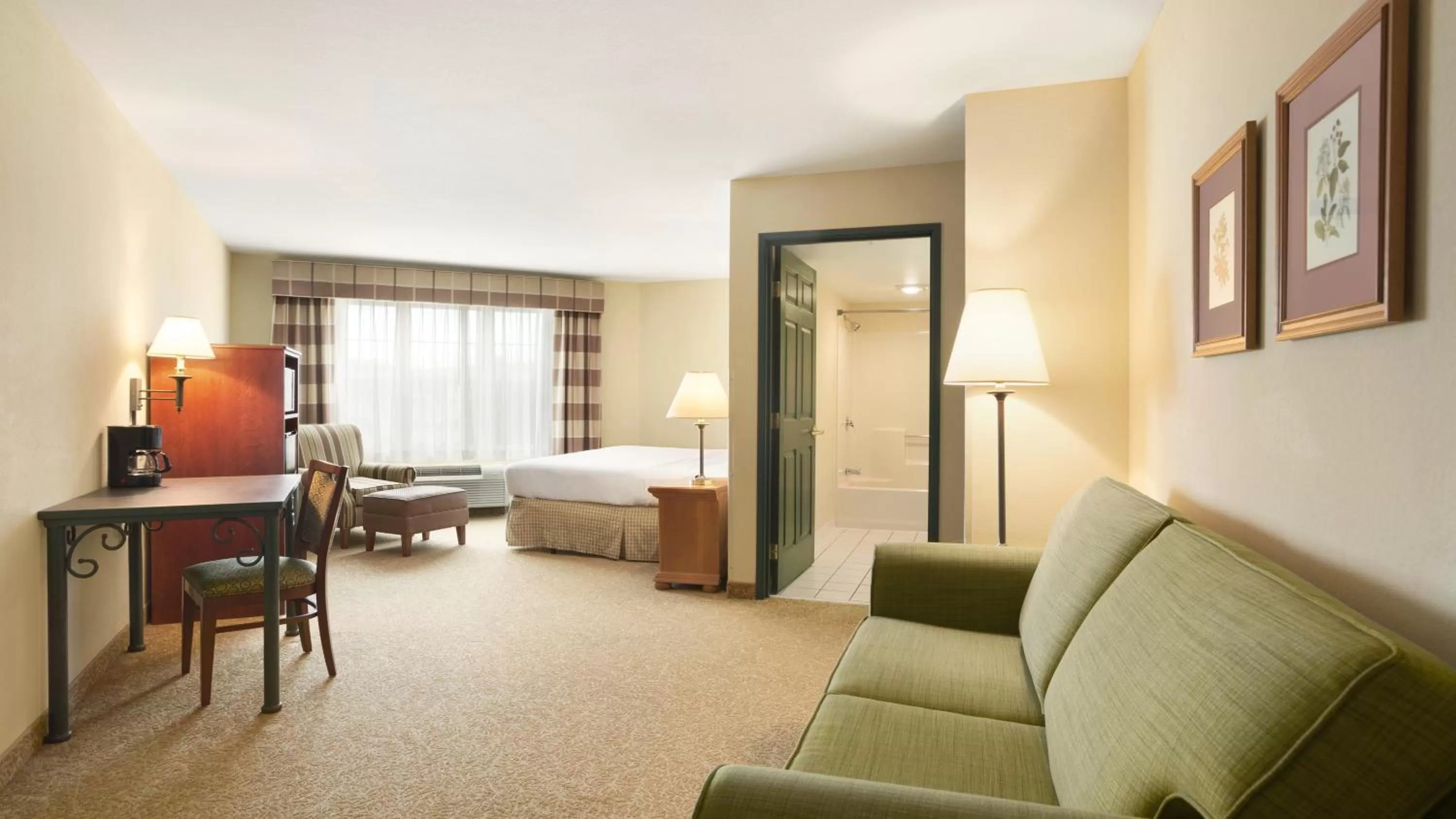 King Suite with Sofa Bed in Country Inn & Suites by Radisson, Beckley, WV