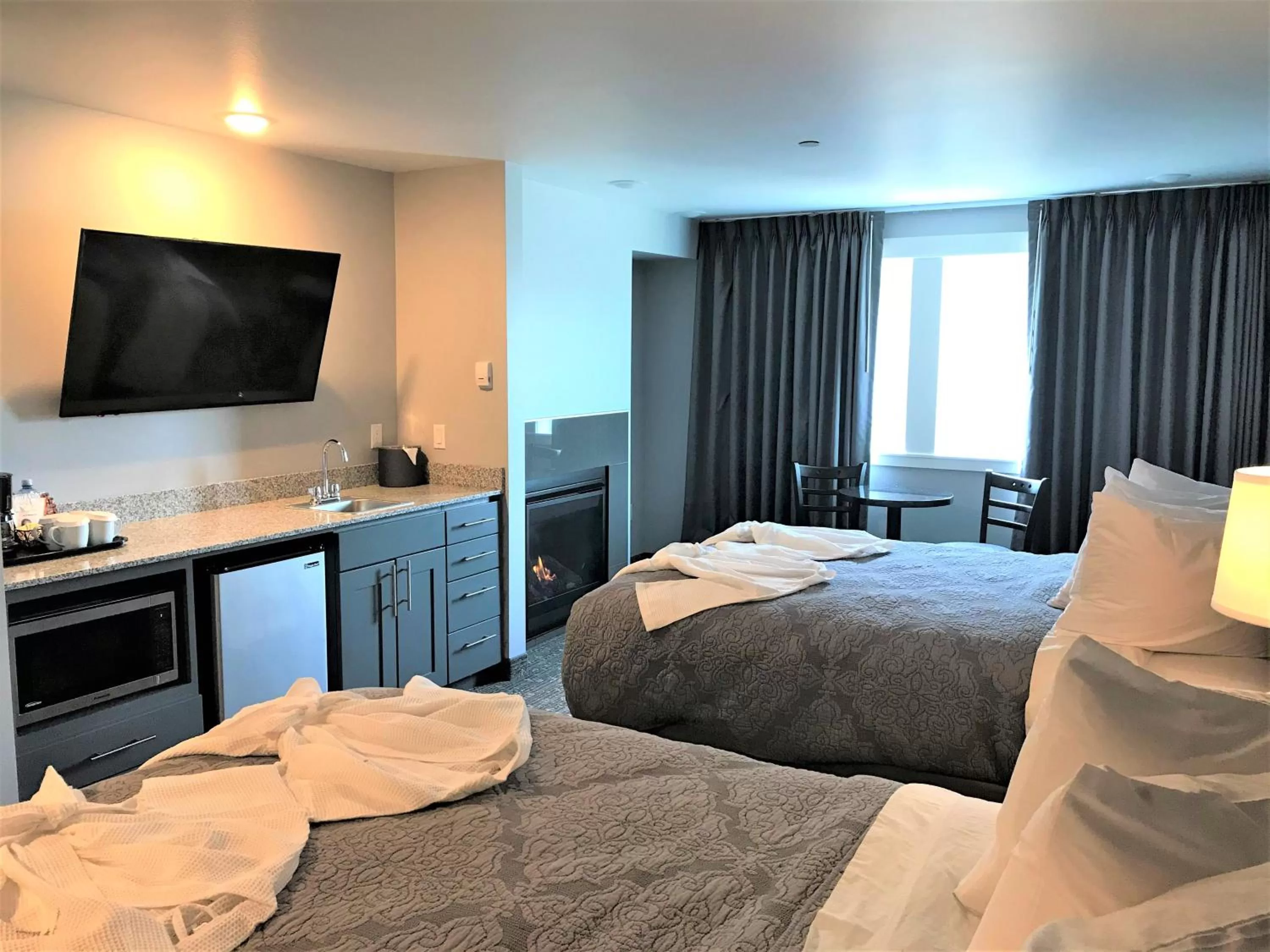 Non View, Fireplace, 2 Queens (Off Shore room) in Starfish Manor Oceanfront Hotel