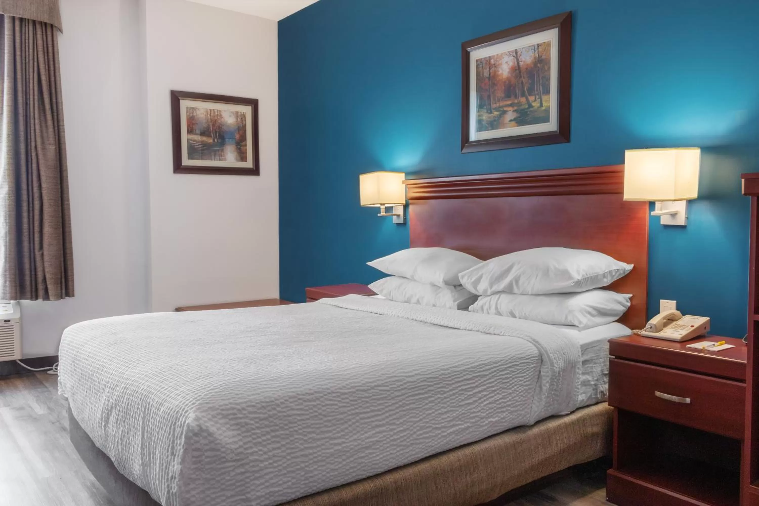 Queen Room - Disability Access in Premier Inn & Suites - Downtown Hamilton