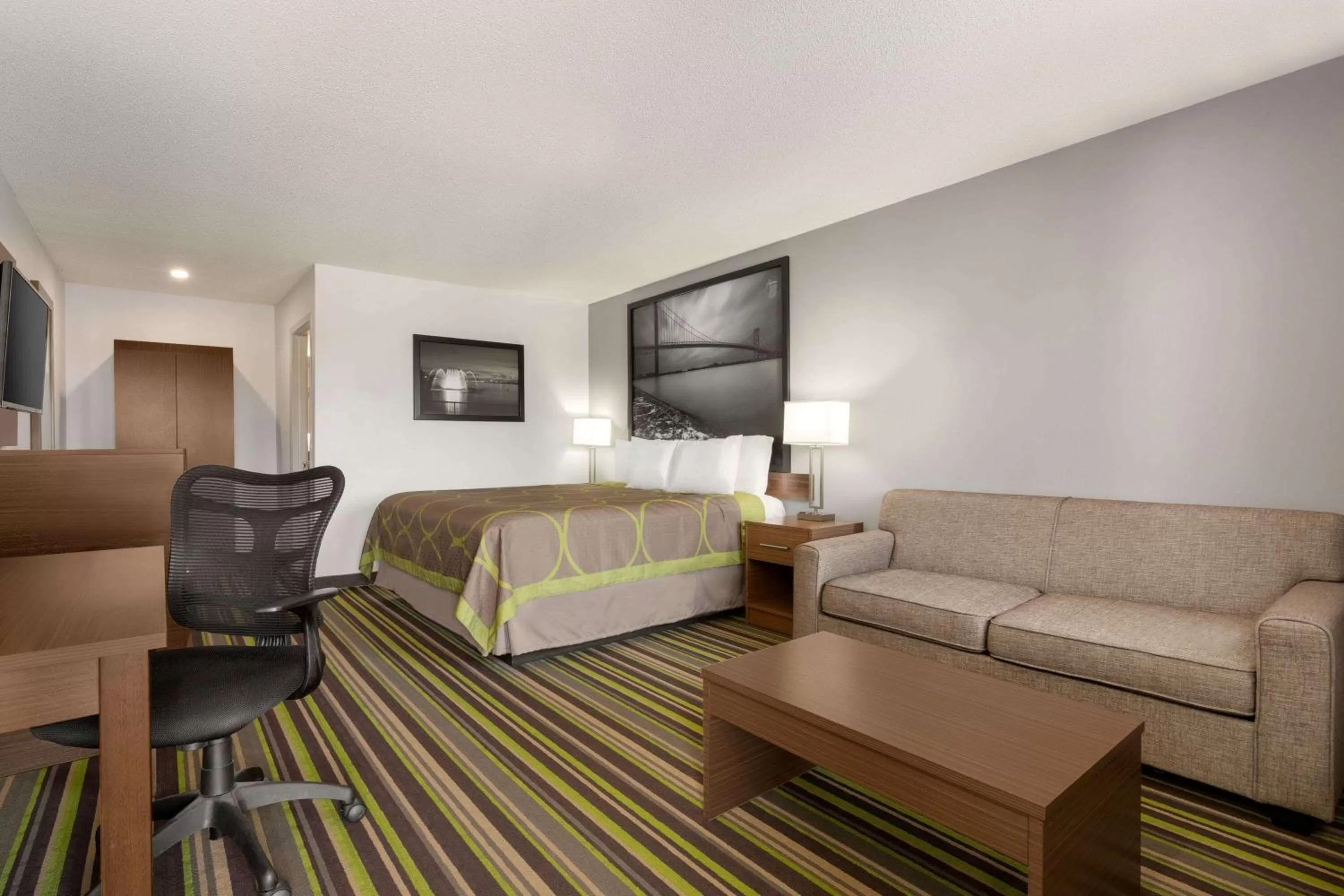 King Room - Non-Smoking in Super 8 by Wyndham Windsor/Dougall