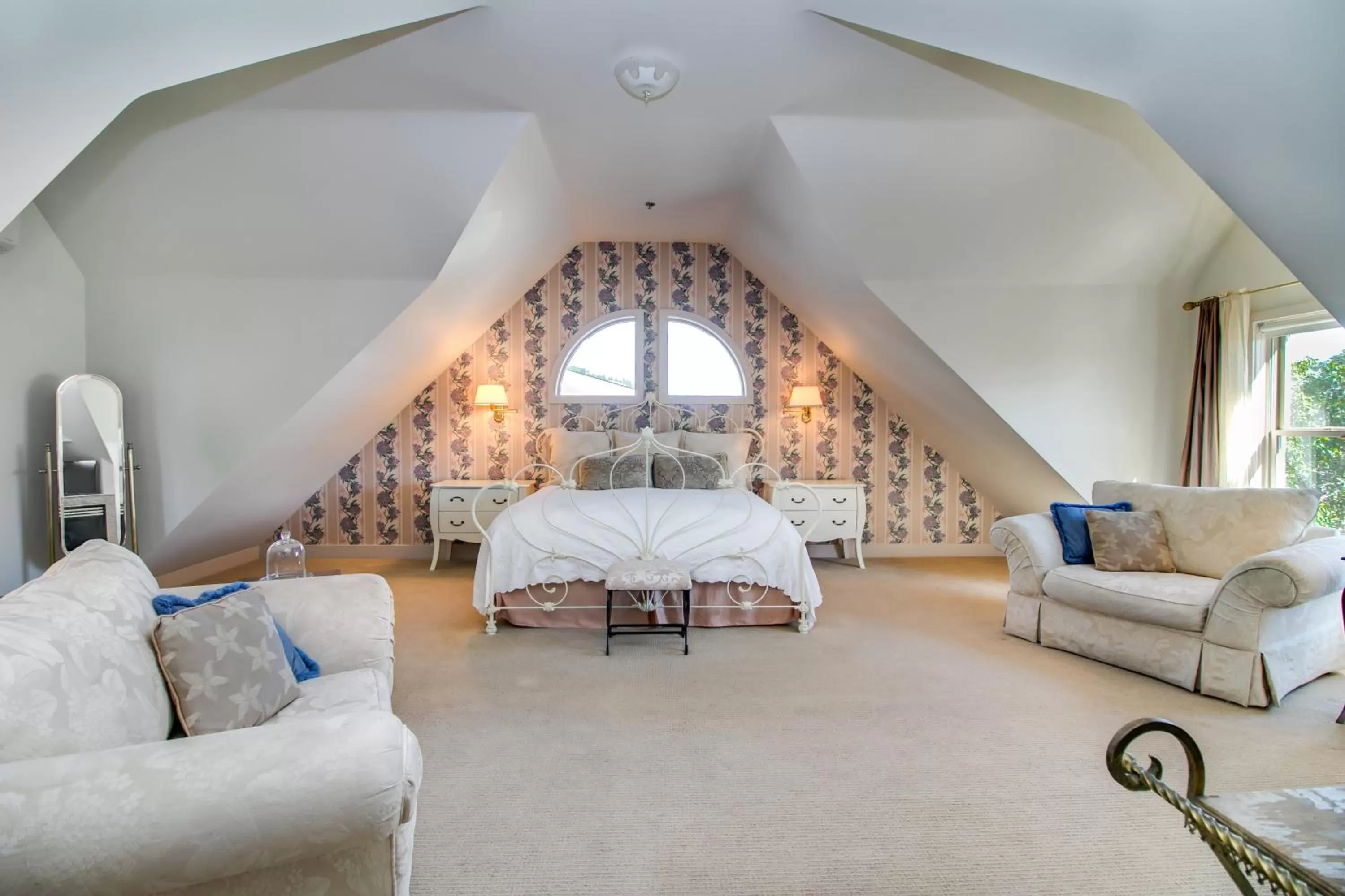 Deluxe King Studio in Winchester Inn