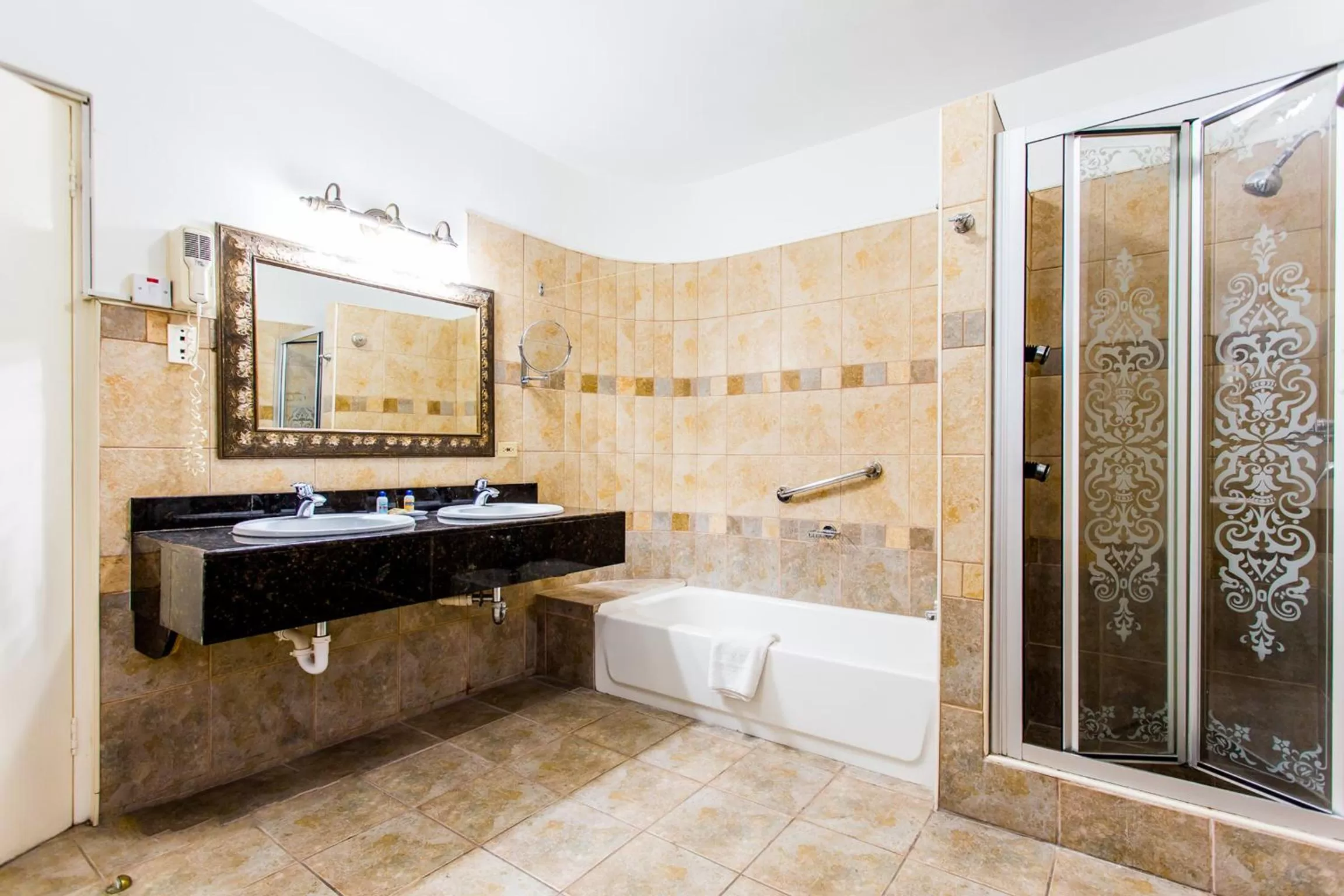 Luxury Suite in Altamont Court Hotel