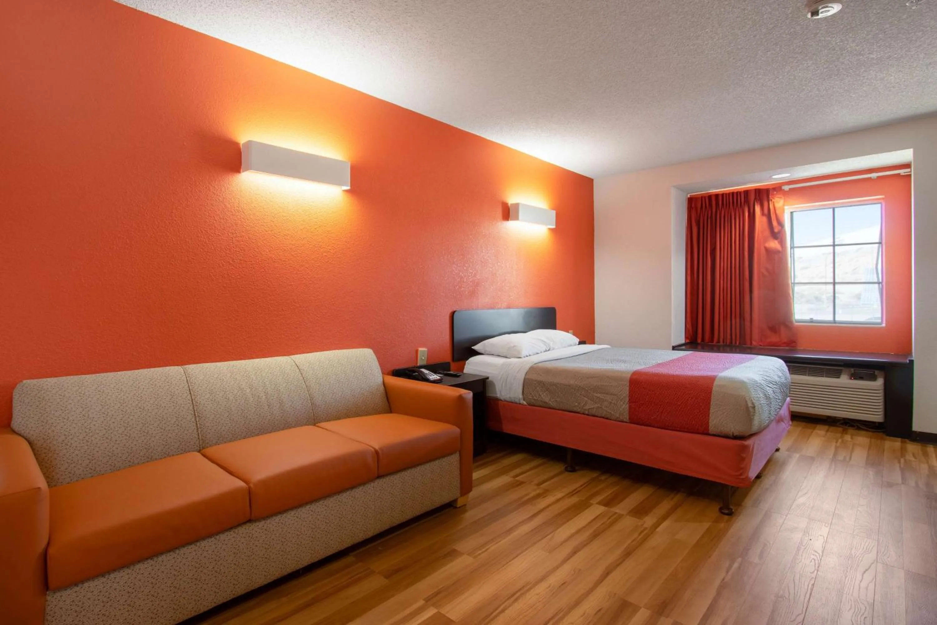 Queen Room - single occupancy - Non-Smoking in Motel 6-El Paso, TX - Southeast