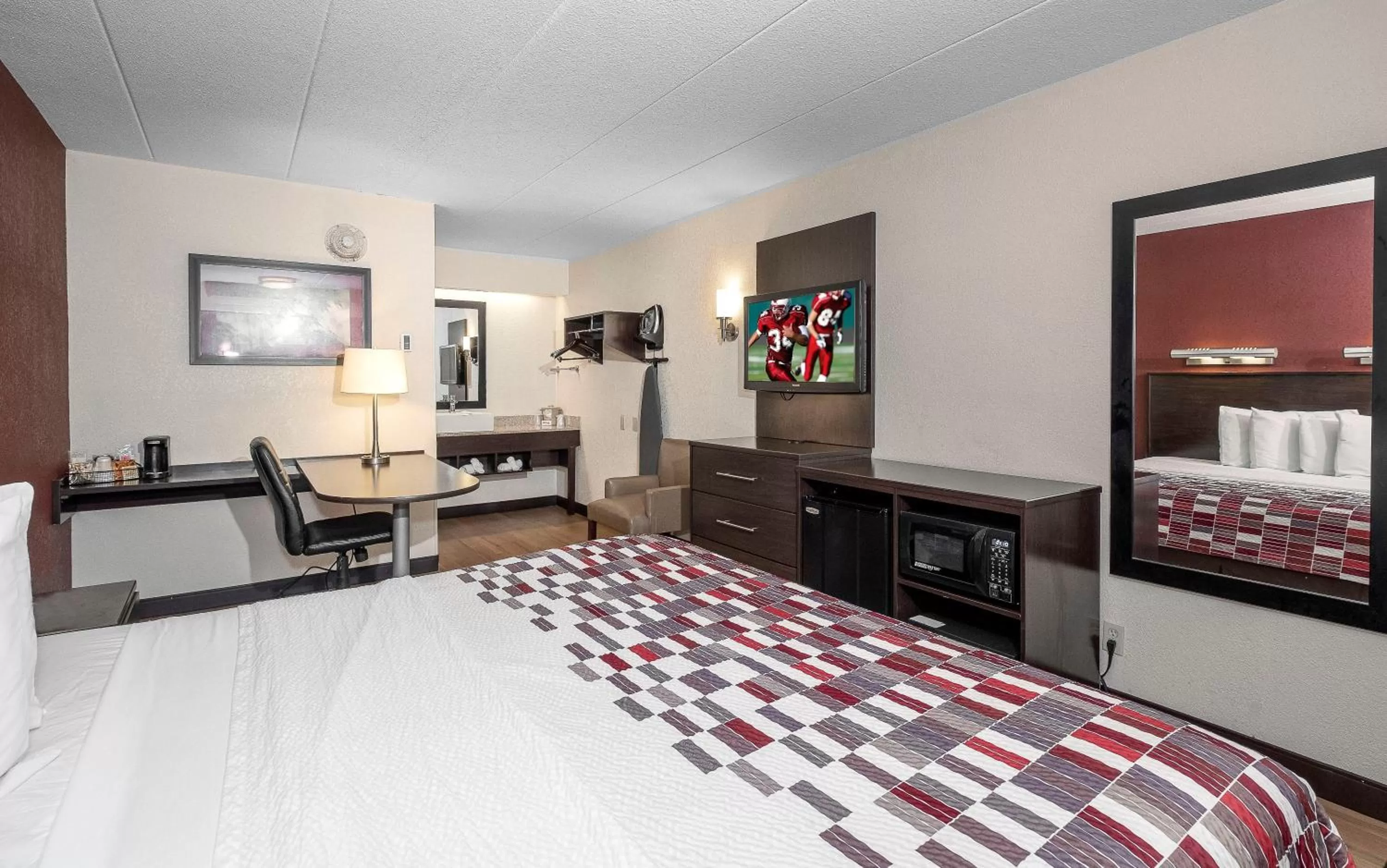 Superior King Room Smoke Free in Red Roof Inn Mt Laurel