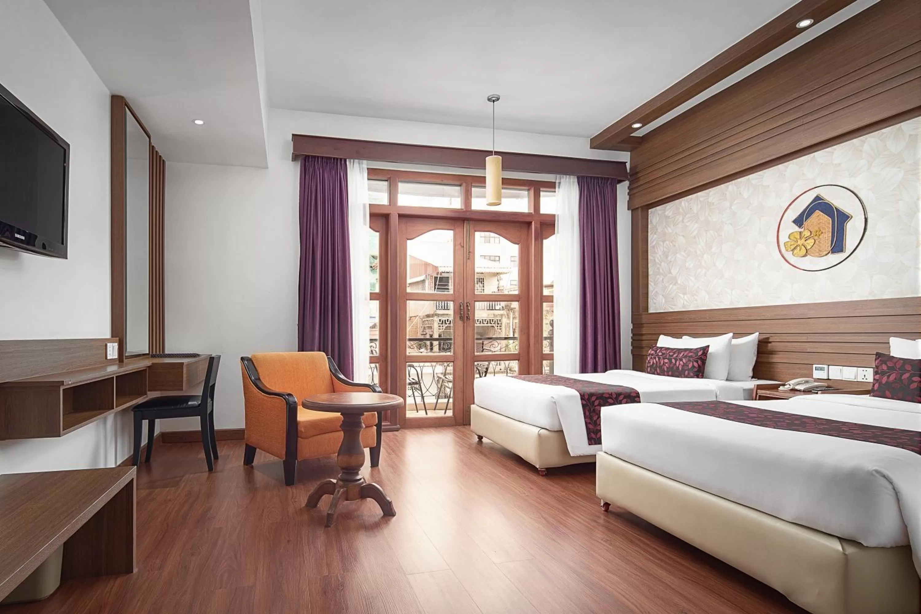 Deluxe Twin with Balcony in Ohana Phnom Penh Palace Hotel