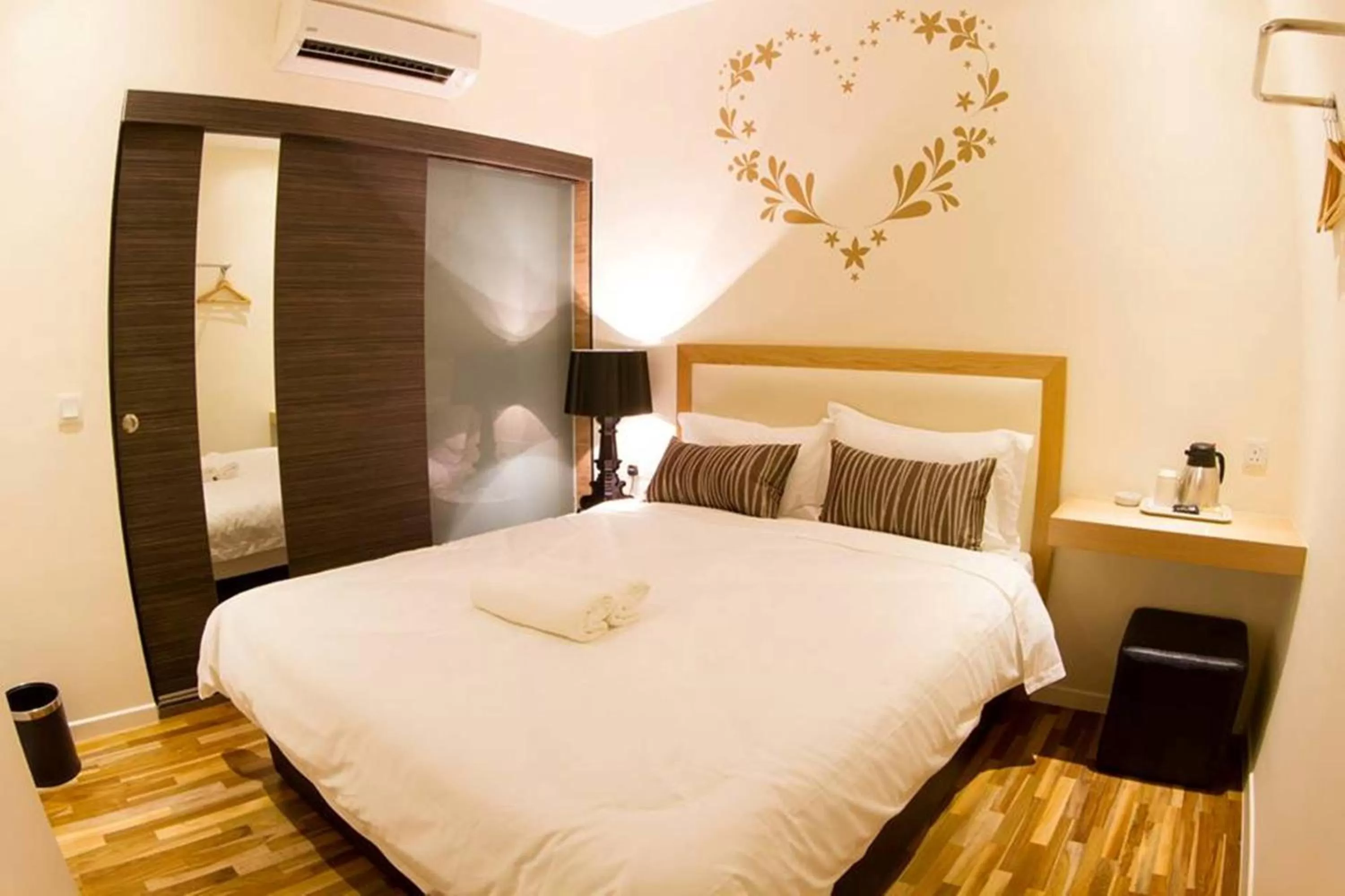 Standard Queen Room without Window in Mood Hotel