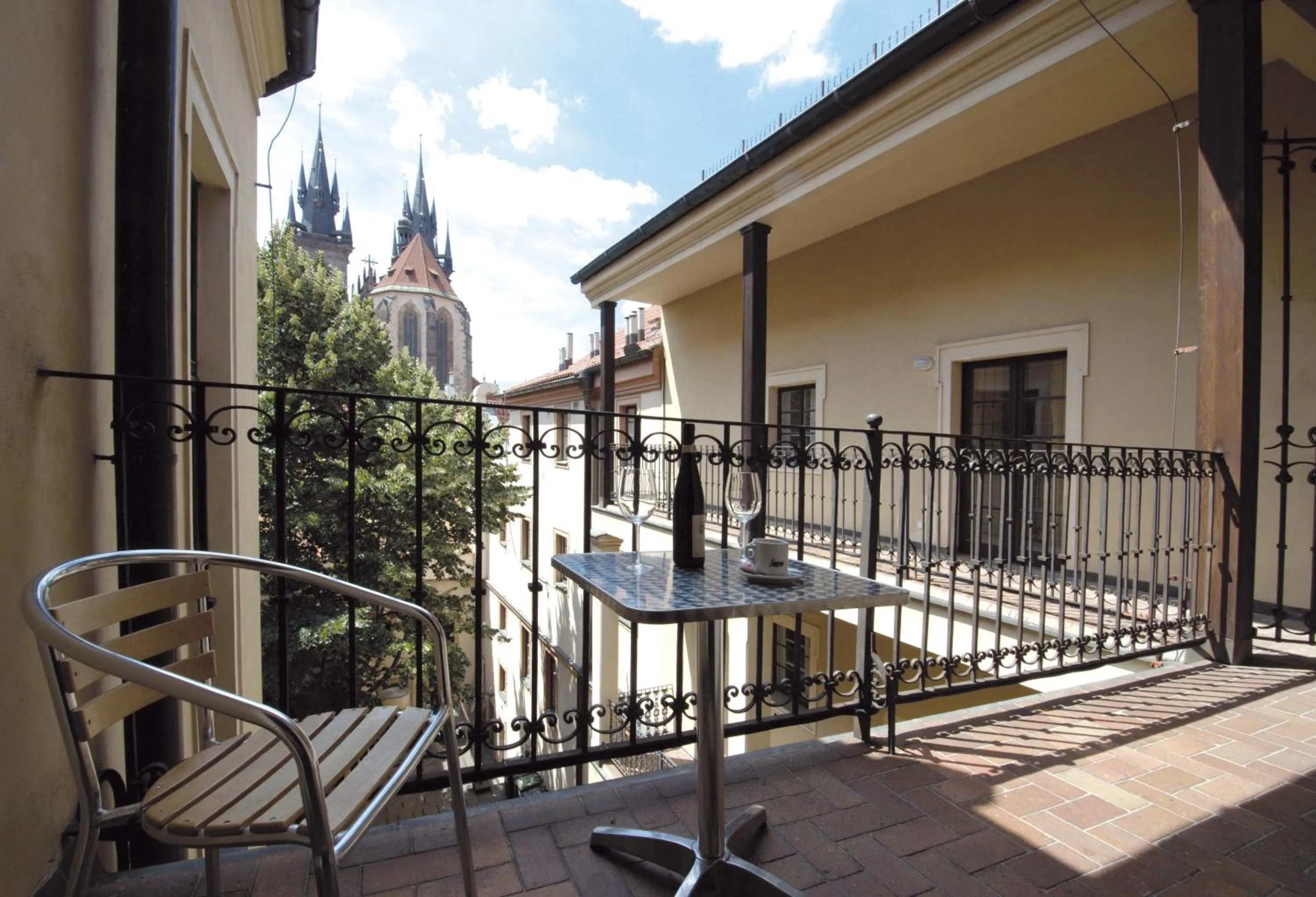 Double or Twin Room with Balcony in Hotel Metamorphis