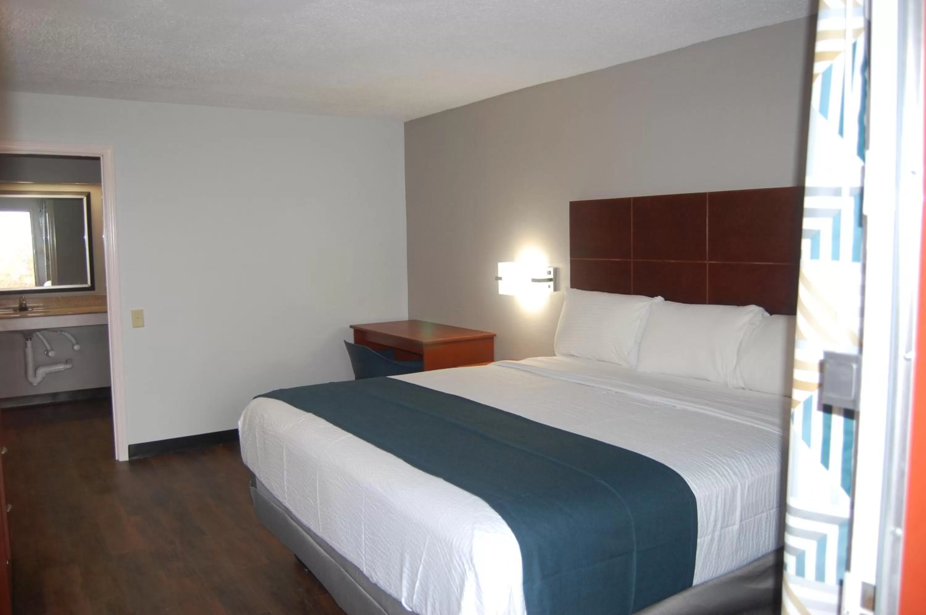 King Room - single occupancy - Disability Access - Smoking in Motel 6-Tupelo, MS - Downtown