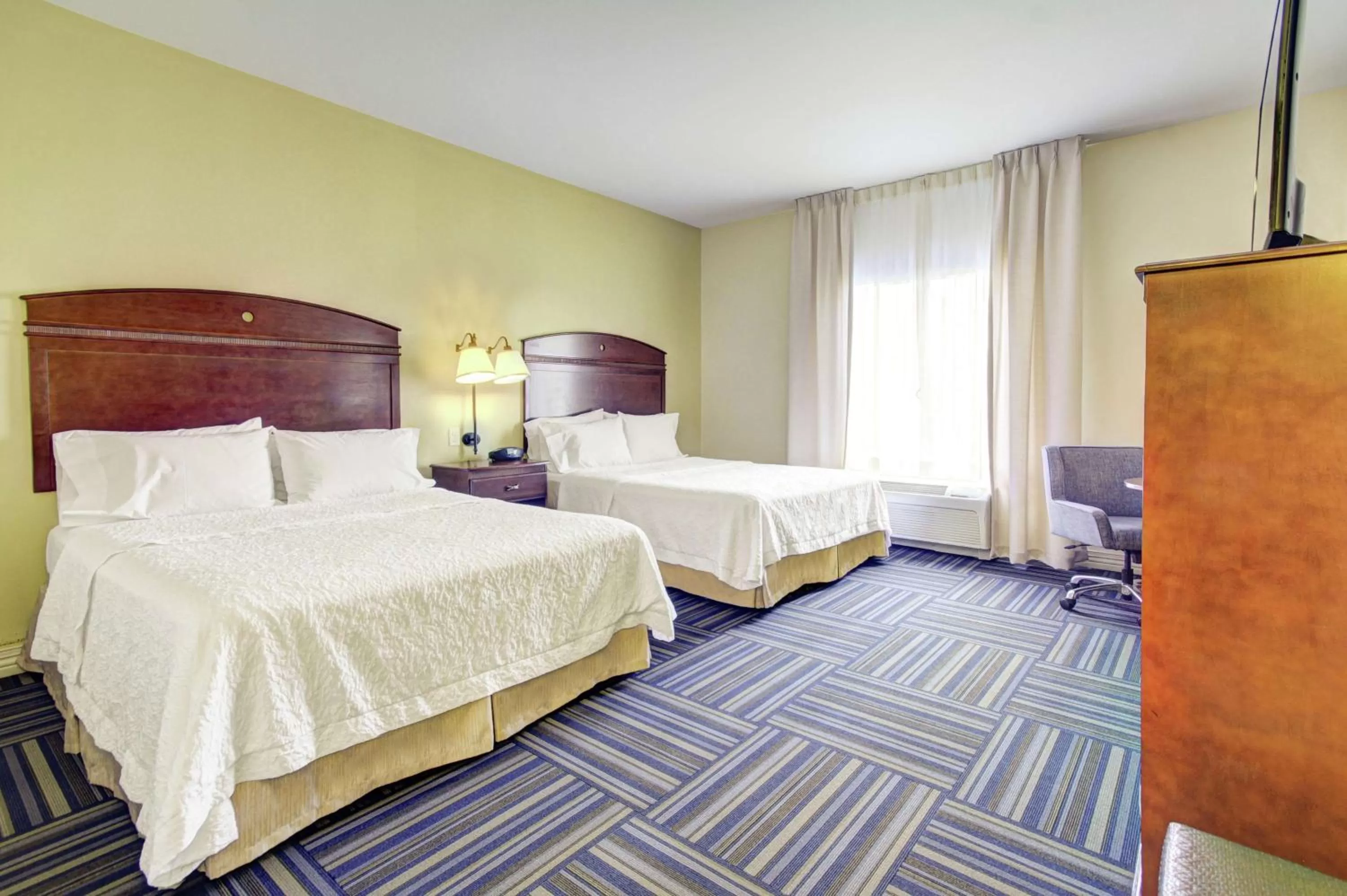 Queen Room with Two Queen Beds - Mobility and Hearing Access/Non-Smoking in Hampton Inn and Suites Alexandria