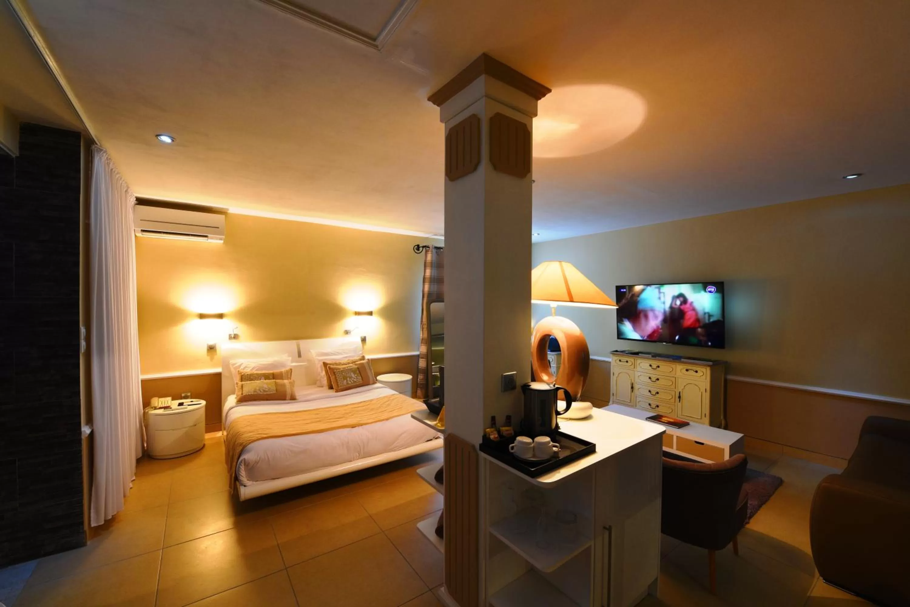 Photo of the whole room, Bed in Hotel Le Cilaos