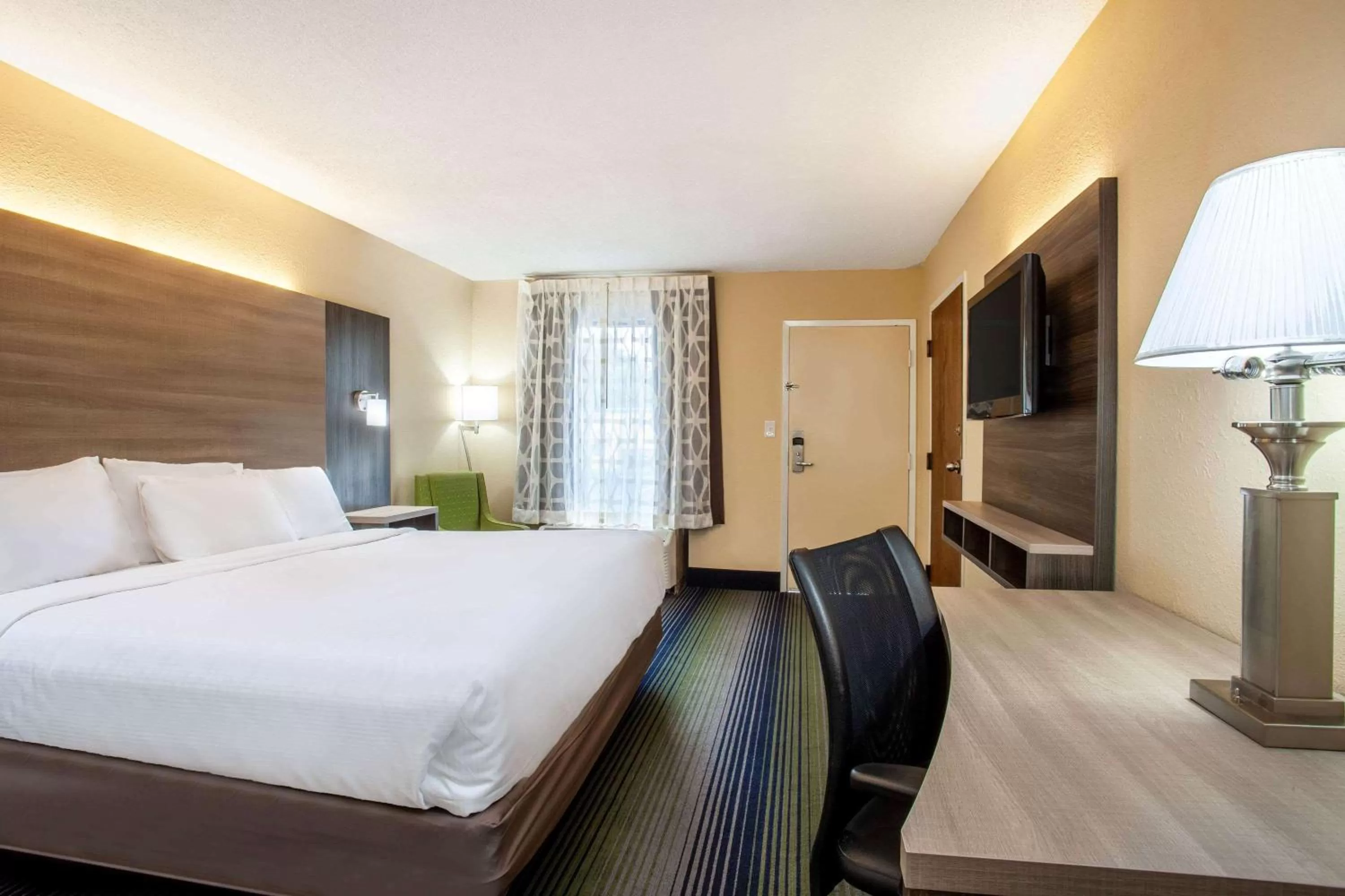 1 King Bed, Deluxe Room, Non-Smoking in Baymont by Wyndham McDonough