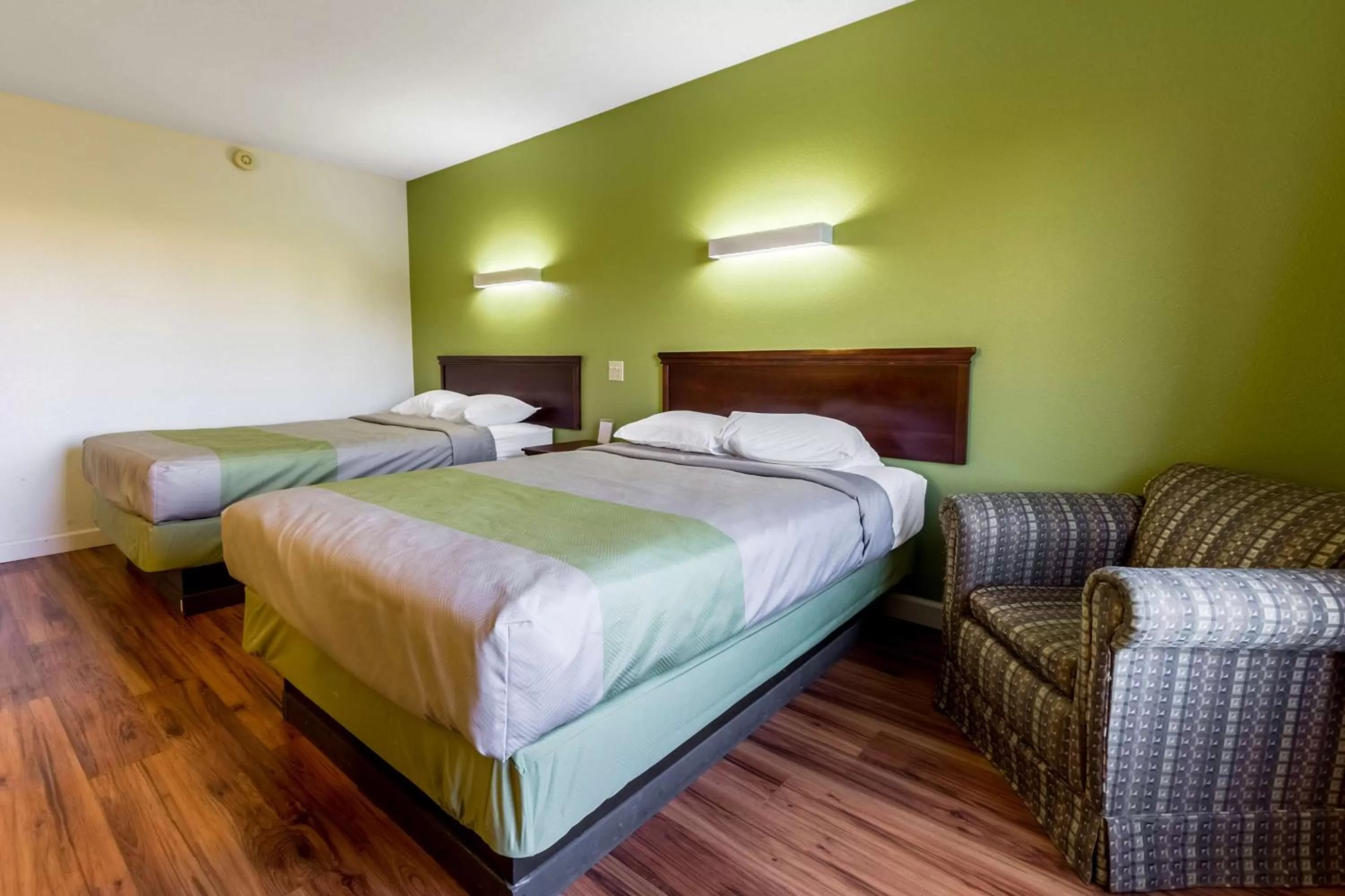 Quadruple Room - single occupancy - Non-Smoking in Motel 6-Springfield, OH