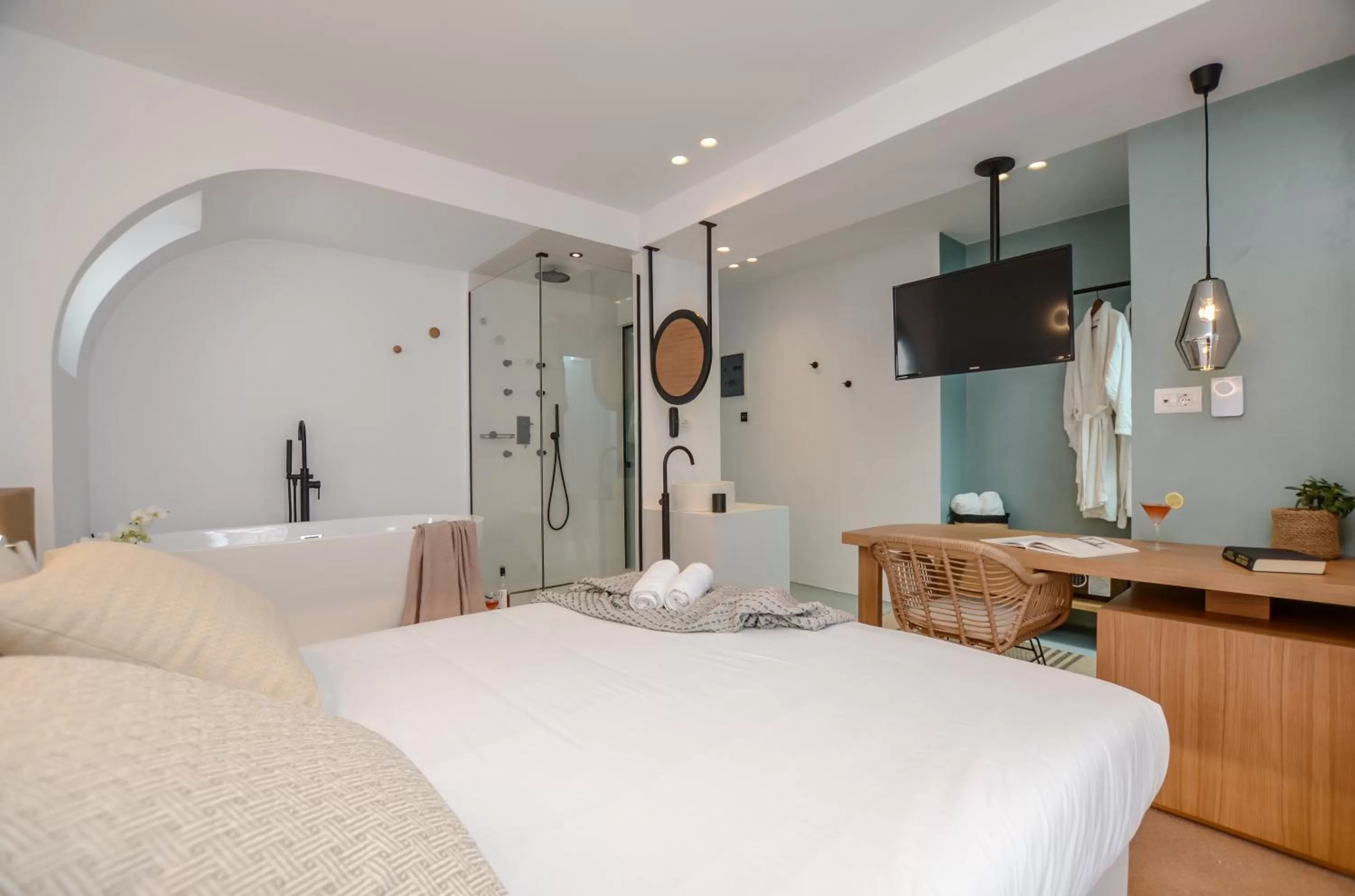Laertes deluxe double room with hydromassage shower jet and bathtub in Argo Boutique Hotel