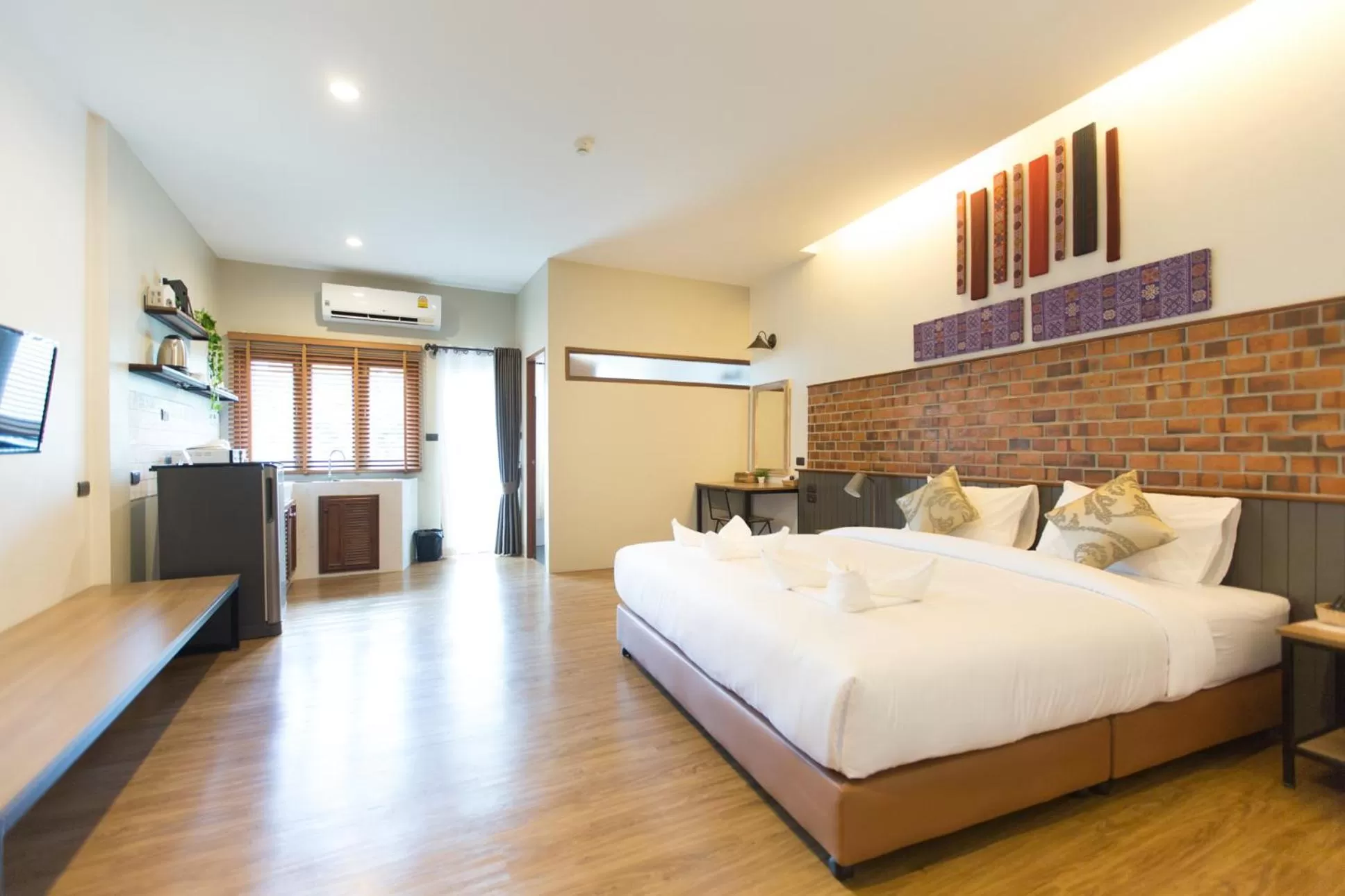 Deluxe King Room in The Old City Wall Inn