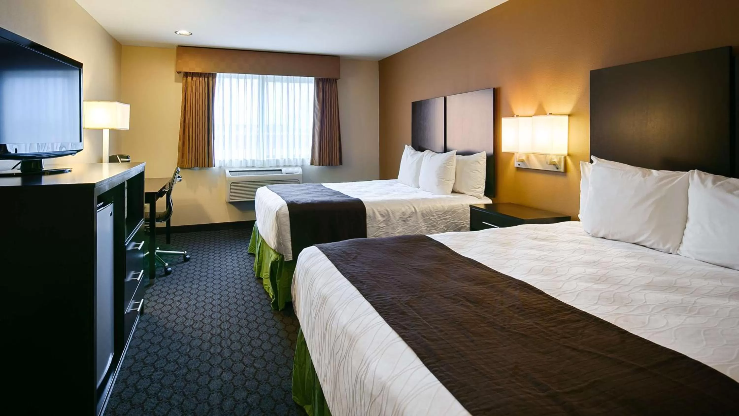 Room with One Queen Bed and One Single Bed - Disability Accessable/Non-Smoking in Best Western Sky Valley Inn