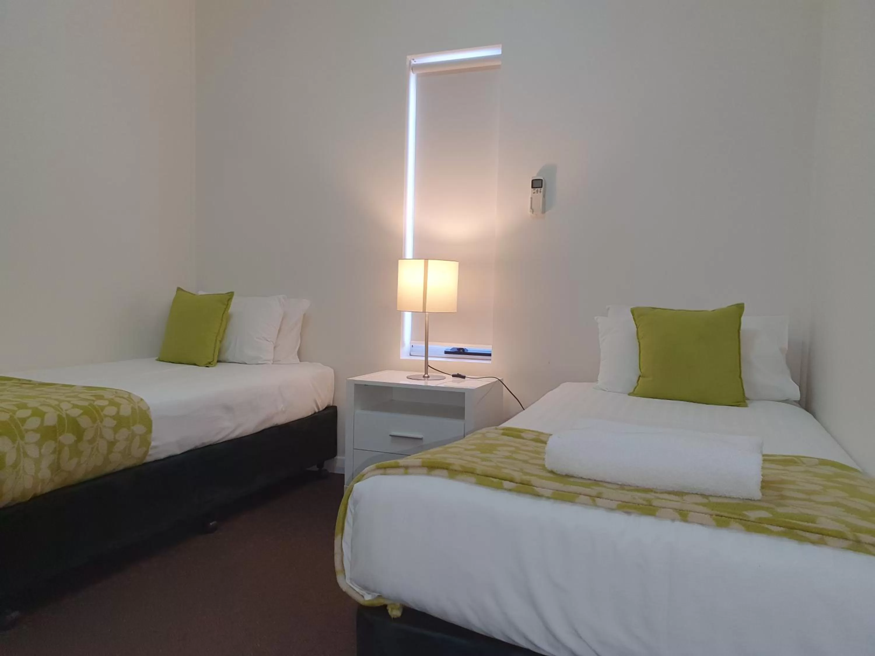 Standard Twin Room in ibis Styles Broken Hill