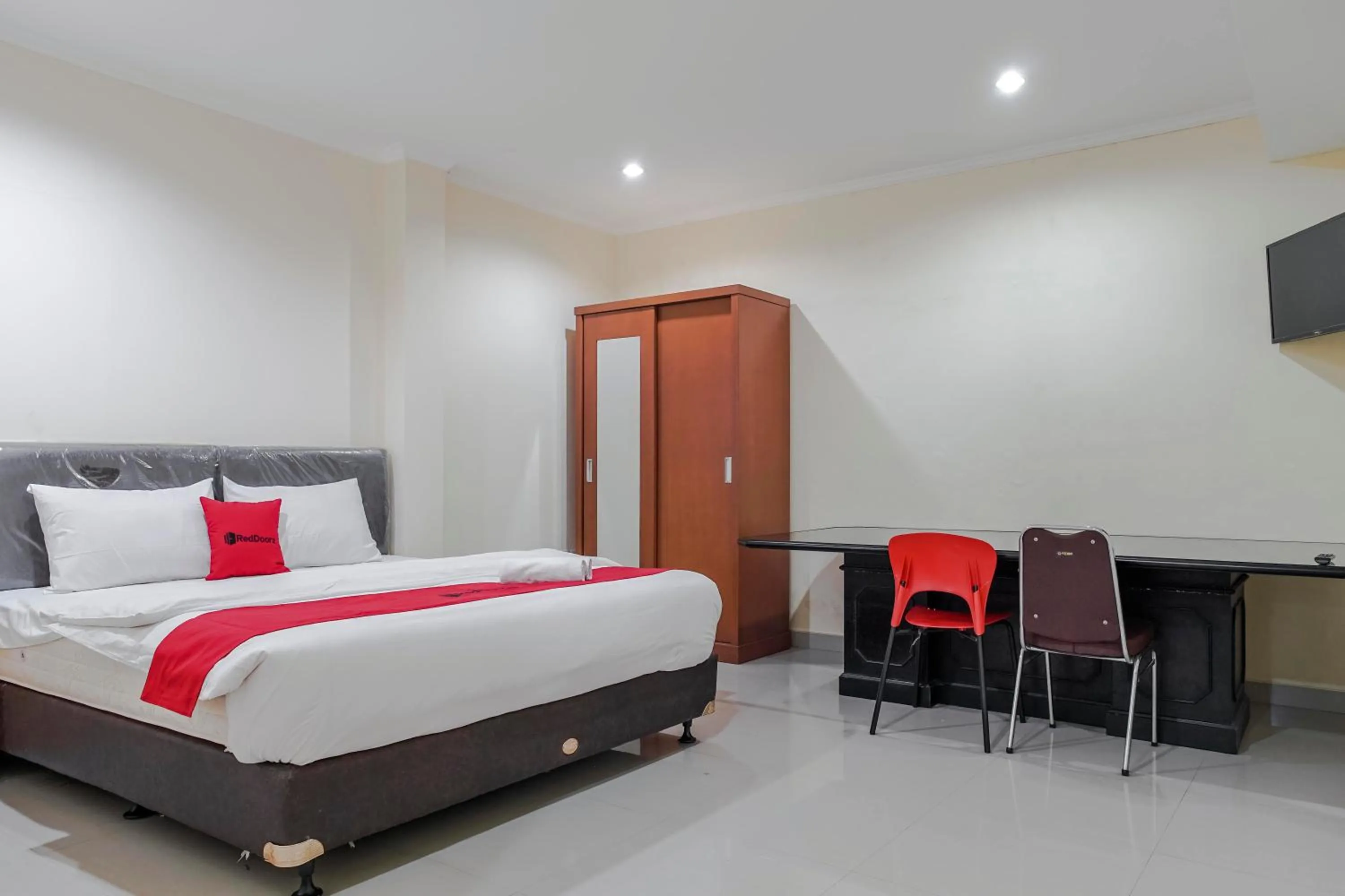 Double Room in RedDoorz @ Jalan Biak Roxy Jakarta