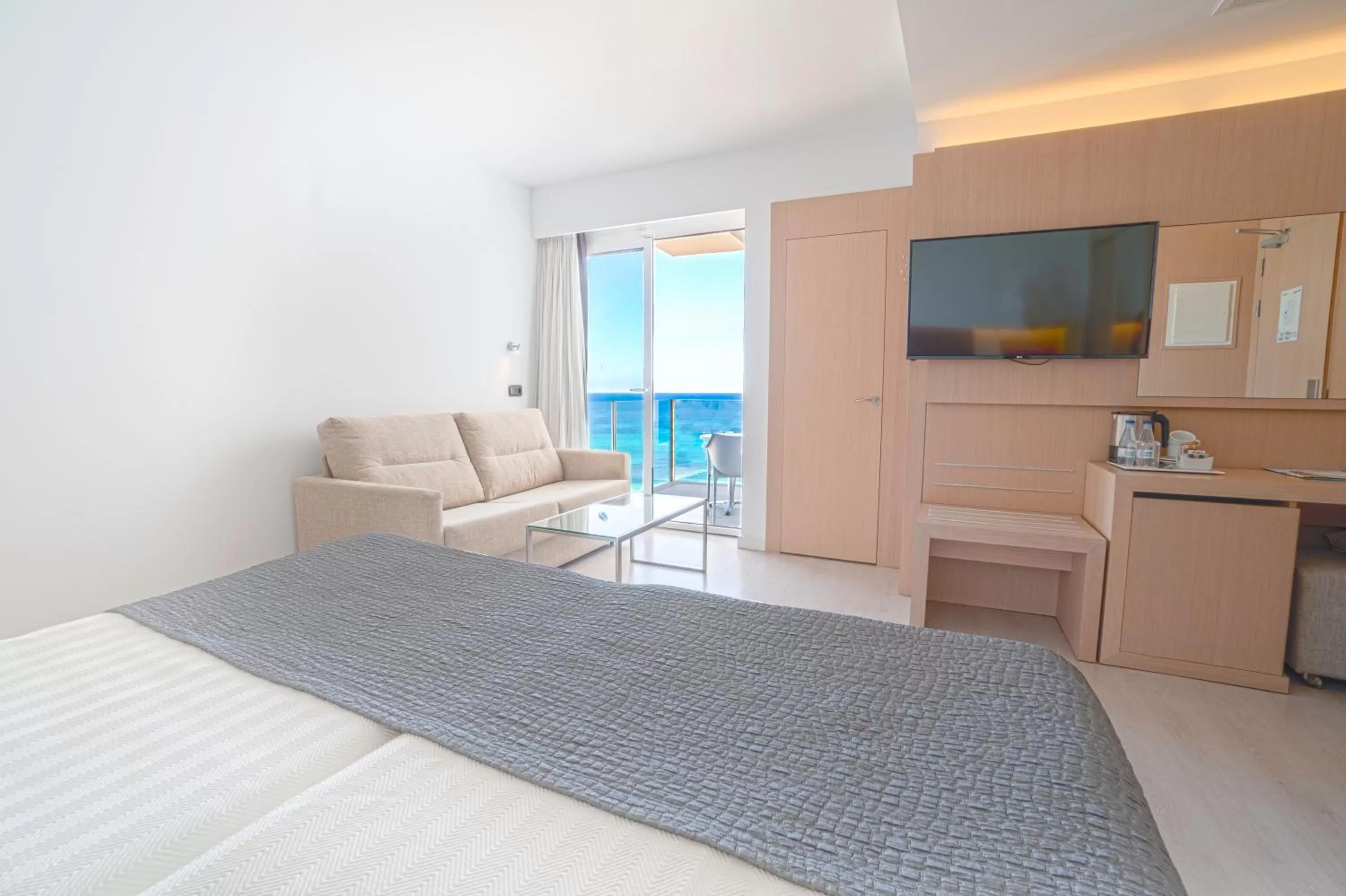 Junior Suite Lateral Sea View in CM Playa del Moro
