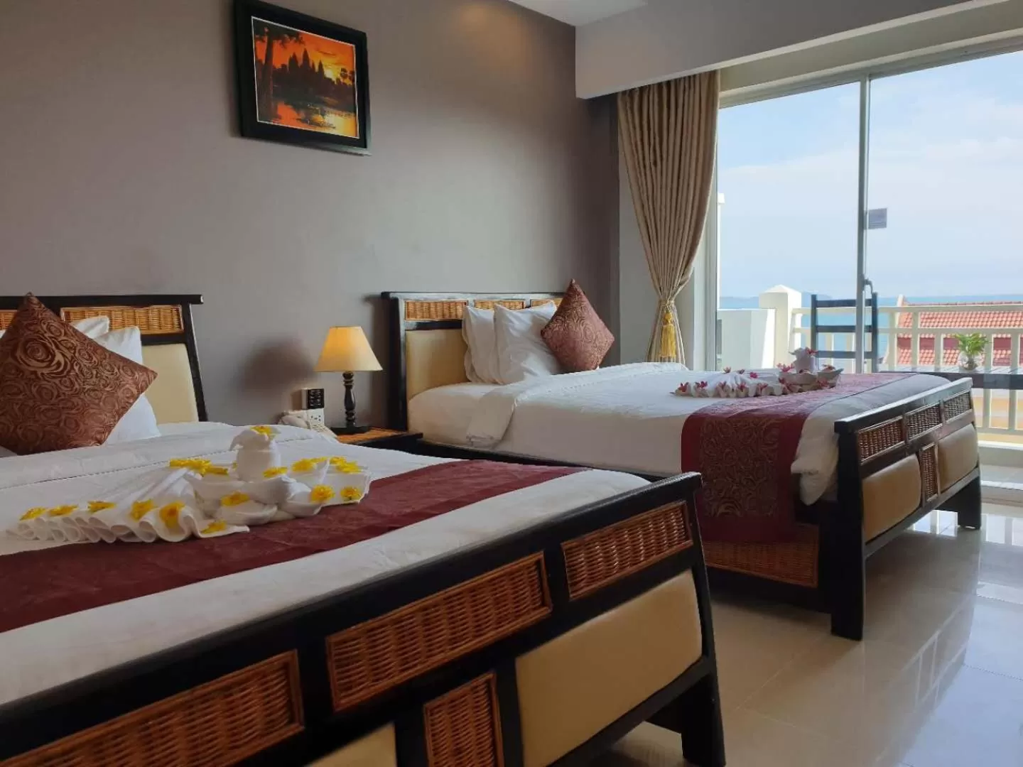 Deluxe Twin Room with Sea View in Aristocrat Residence & Hotel