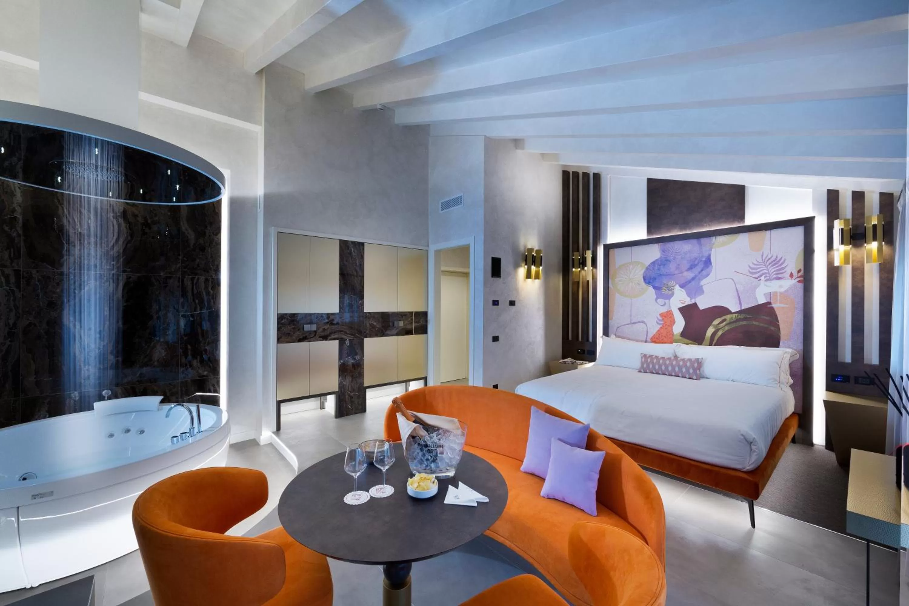 Deluxe Queen Suite with Spa Access in Vip's Motel Luxury Accommodation & Spa