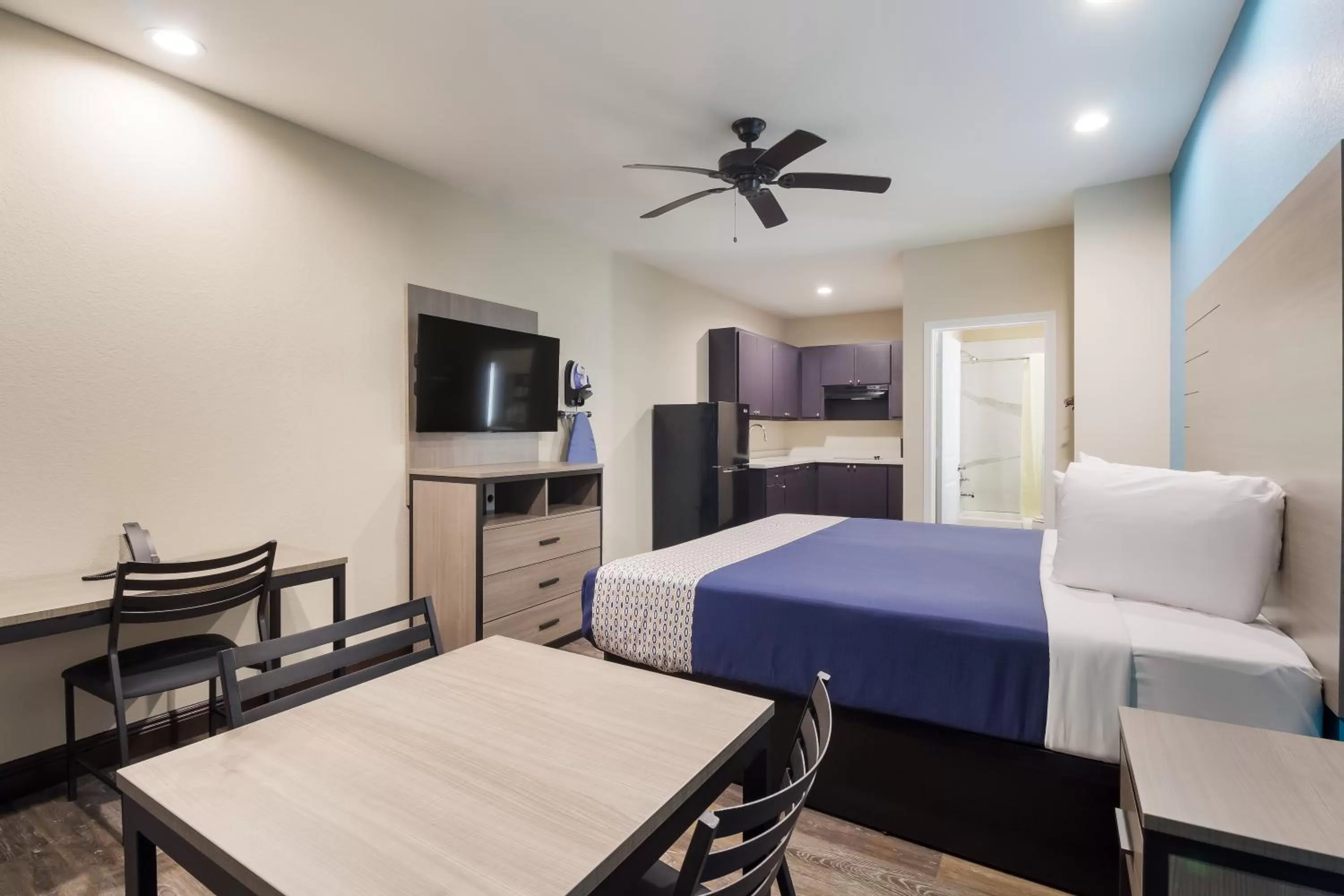 Deluxe Single Room - single occupancy in Scottish Inns & Suites Hitchcock-Santa Fe