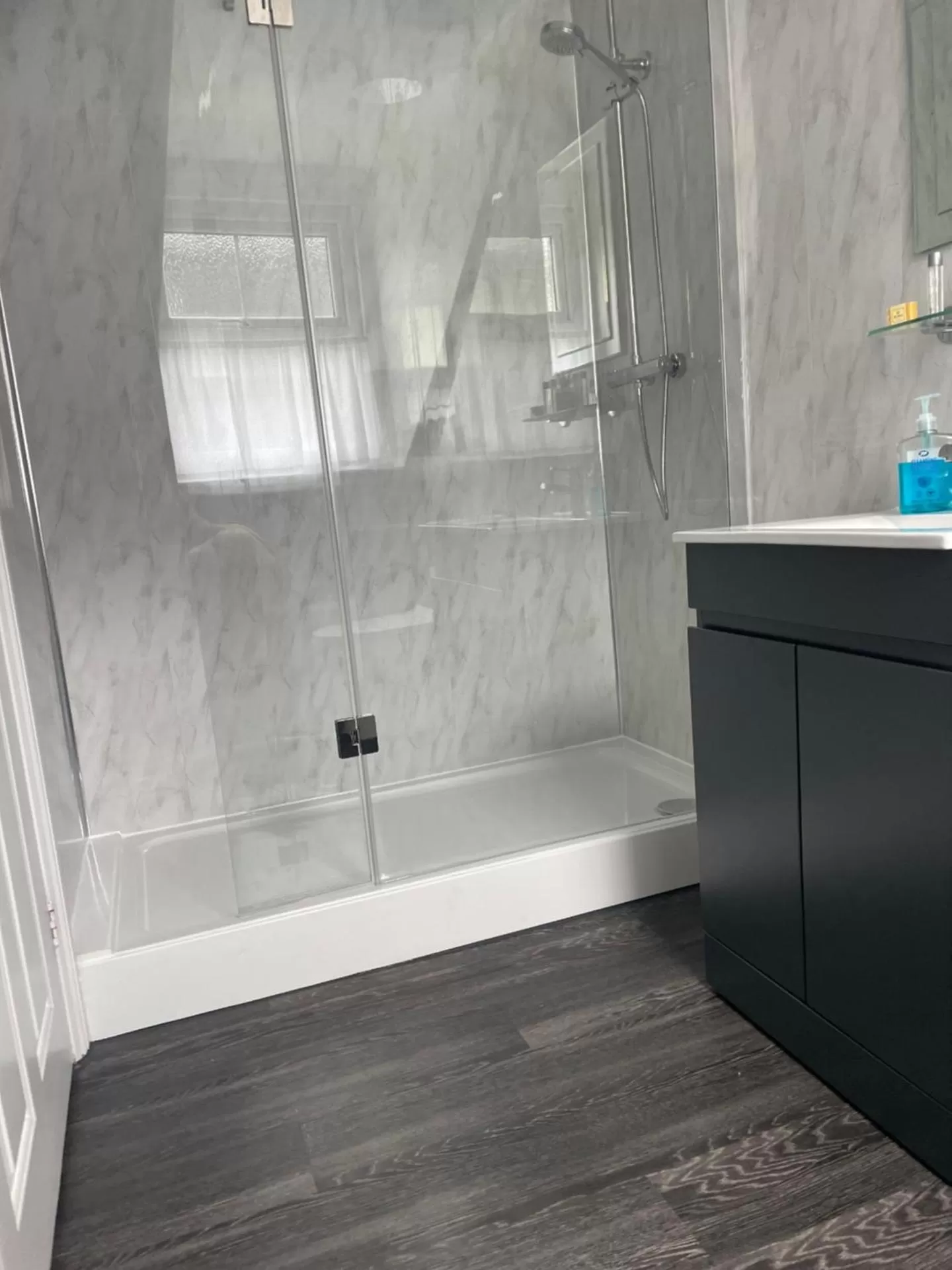 Twin Room with Shower in The Fountain Inn & Riverside Restaurant