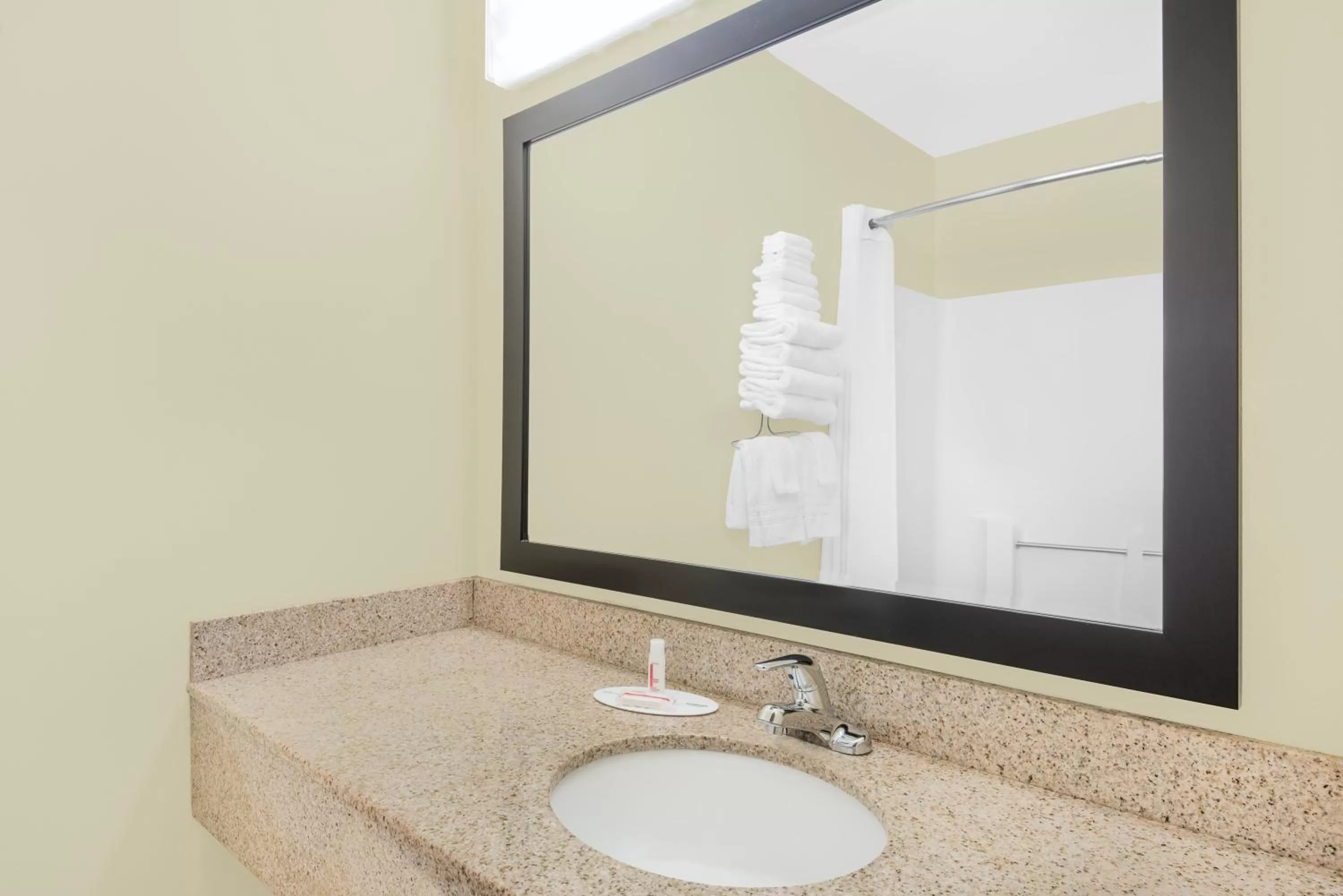 Queen Room - Non-Smoking in Super 8 by Wyndham Ottumwa