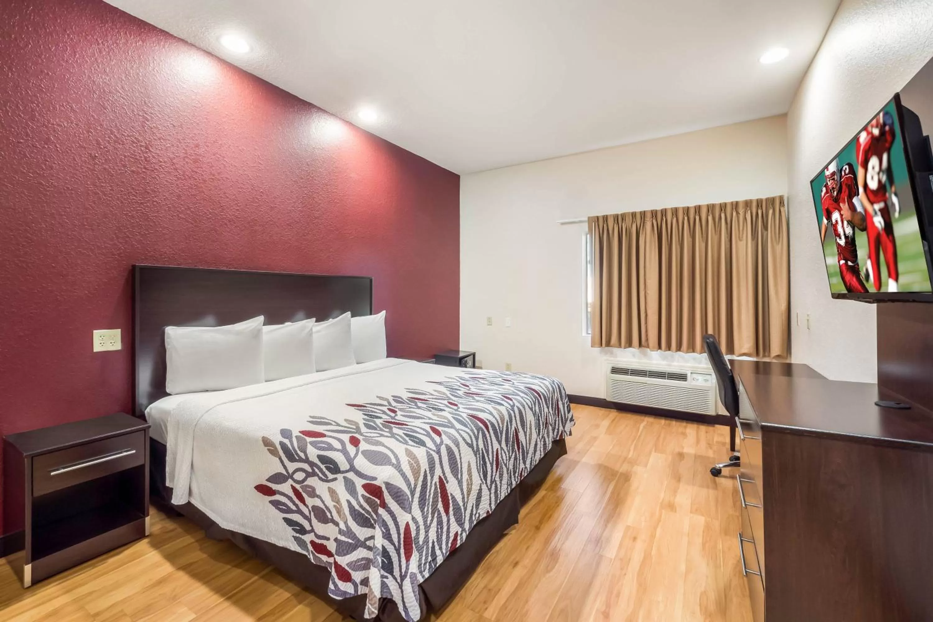 Standard King Room Disability Access Roll-In Shower Smoke Free in Red Roof Inn Ocala