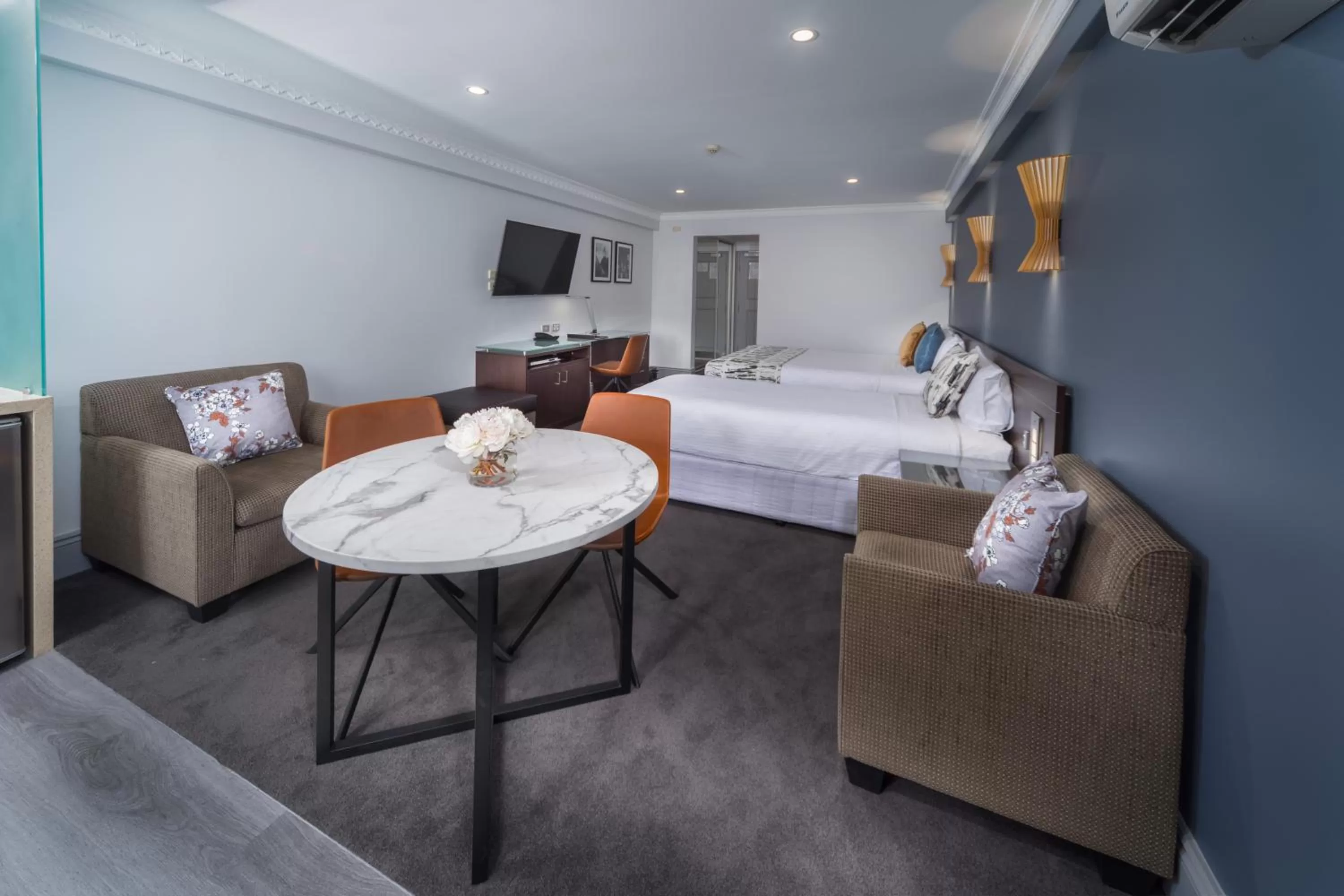 Deluxe Studio in Hyde Park Inn