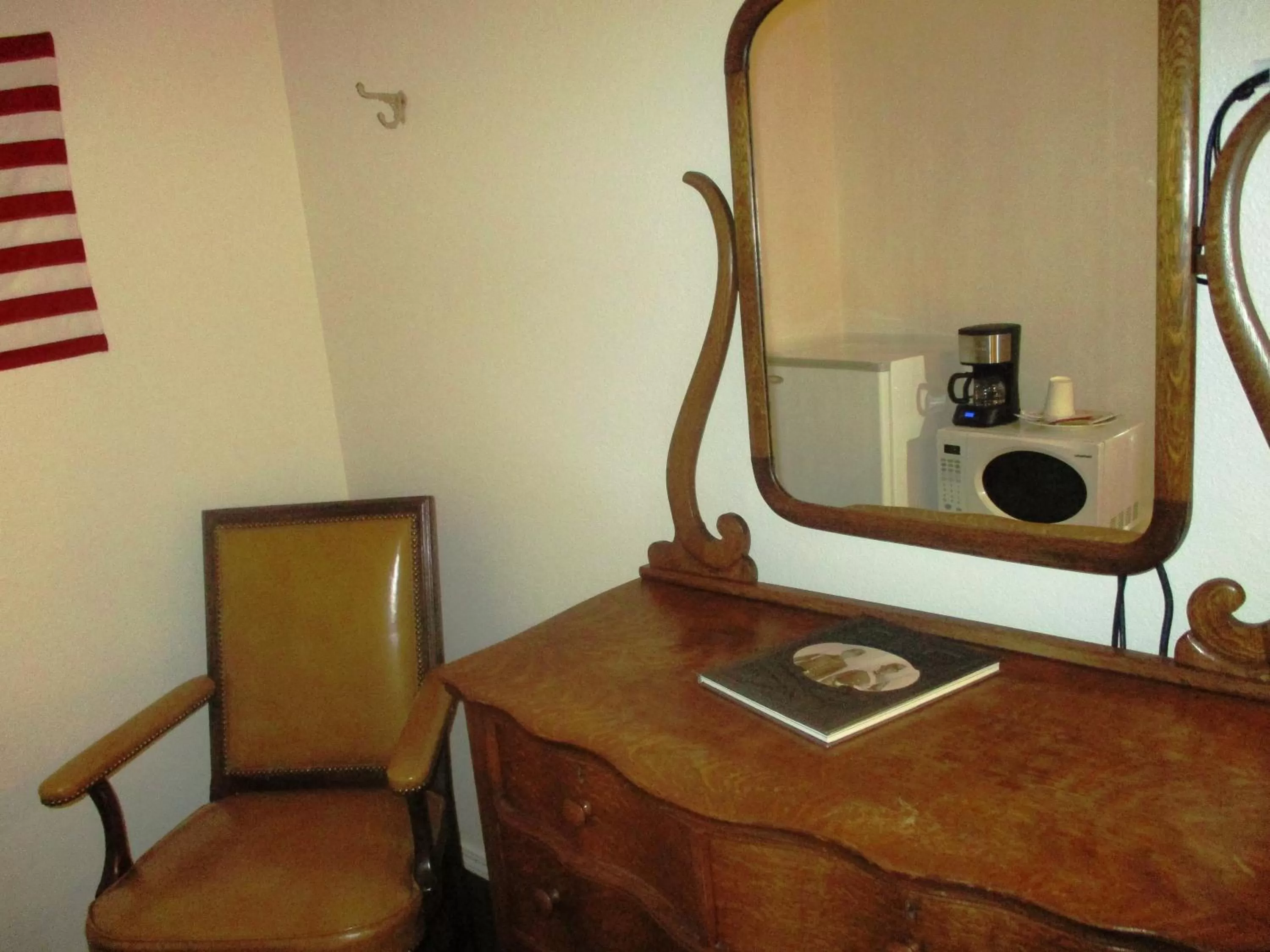 Civil War Room with One King Bed, Handicap tub & Shower in Virginia City Inn