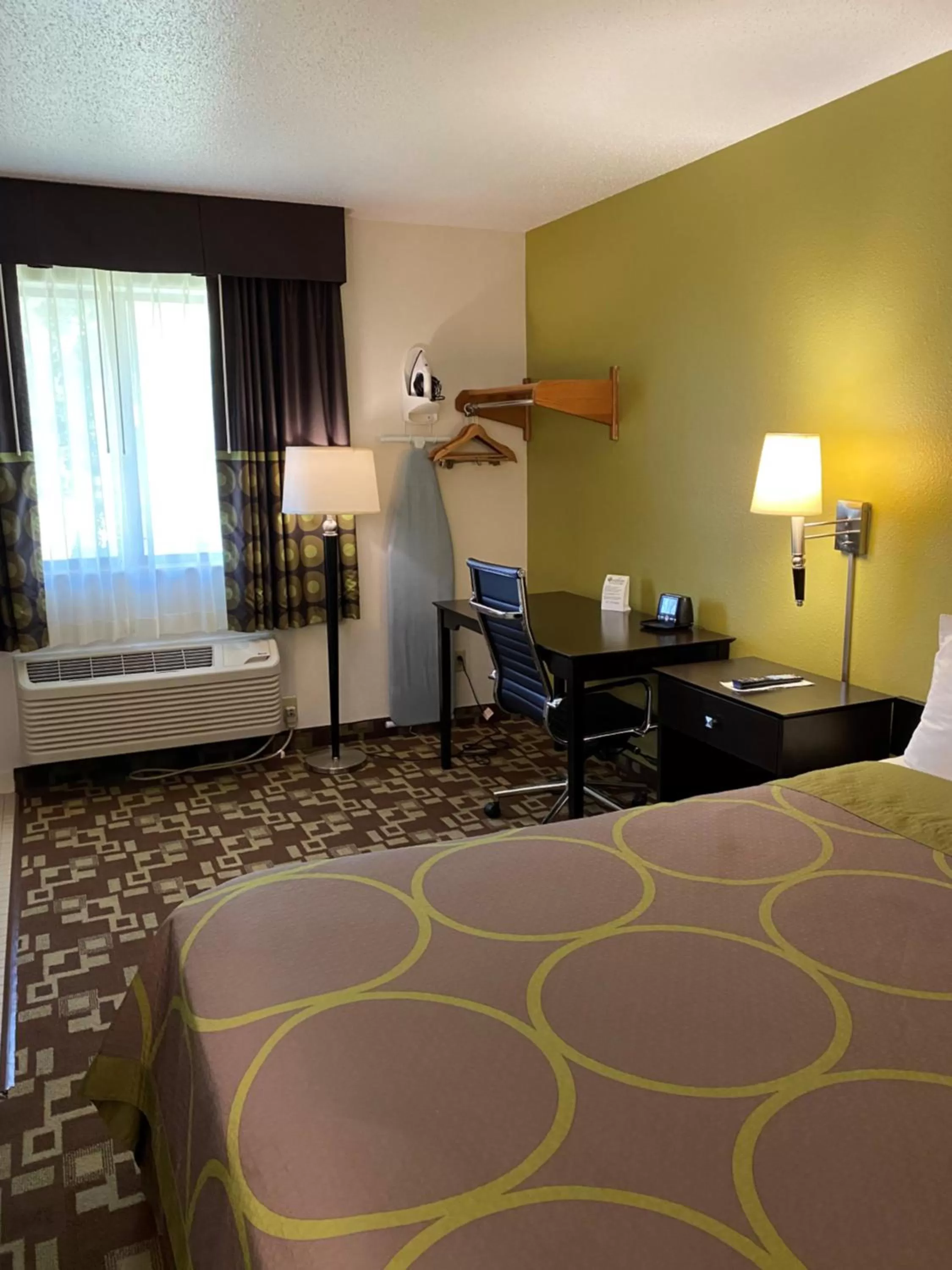 Queen Suite - Non-Smoking in Super 8 by Wyndham Independence IA