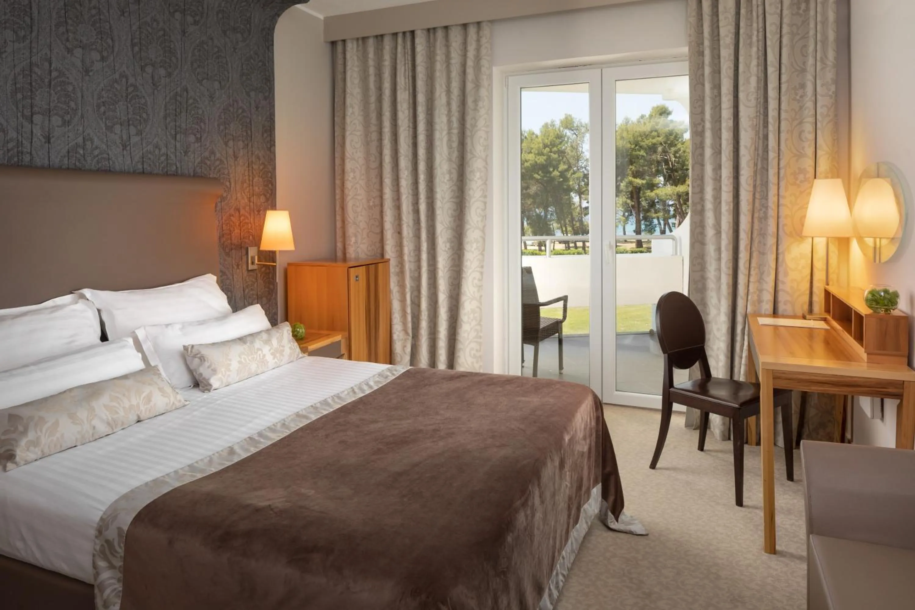 Classic Room with French Bed and Balcony Sea Side in Hotel Pelegrin Plava Laguna