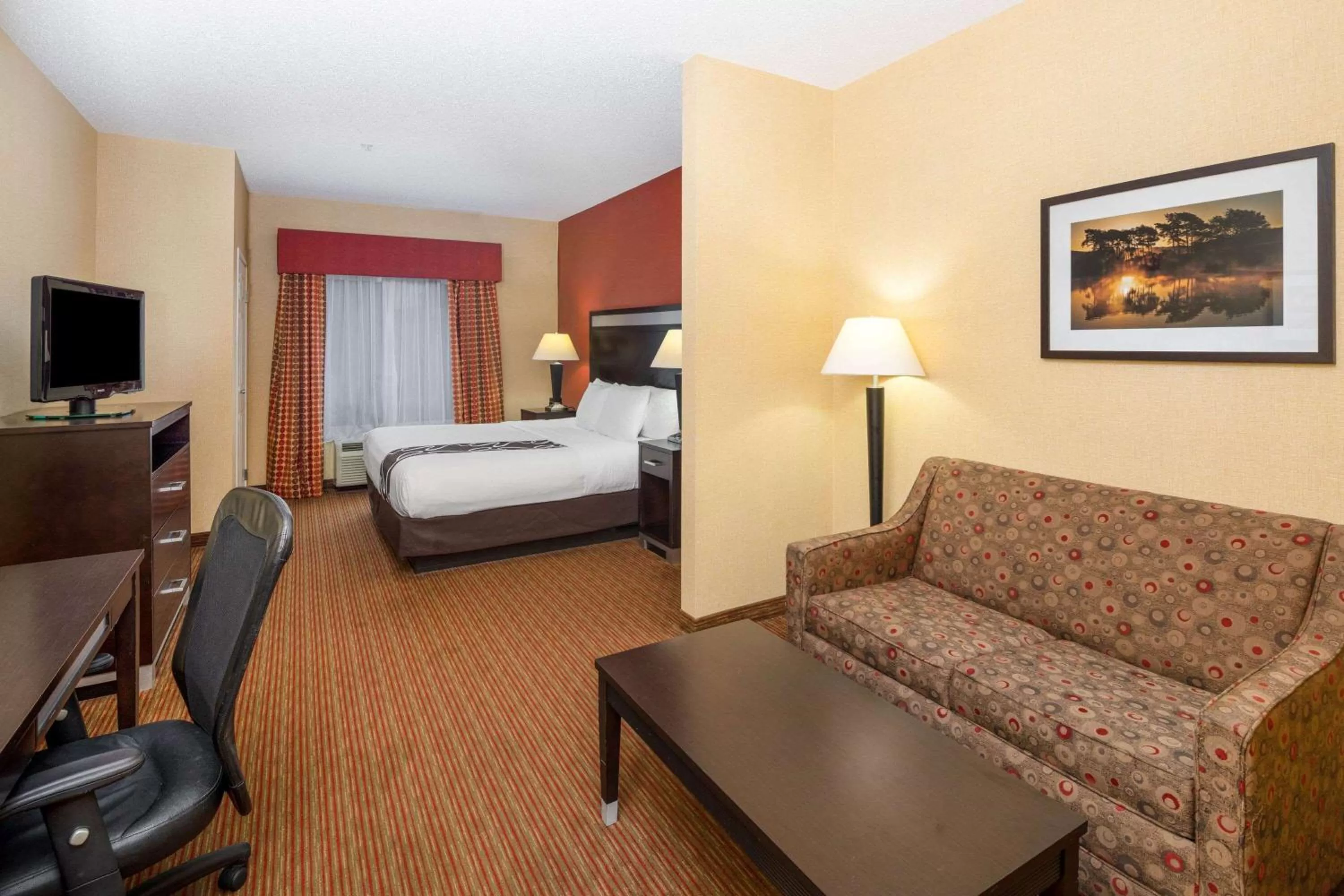 Executive King Room - Disability Access in La Quinta by Wyndham Warner Robins - Robins AFB