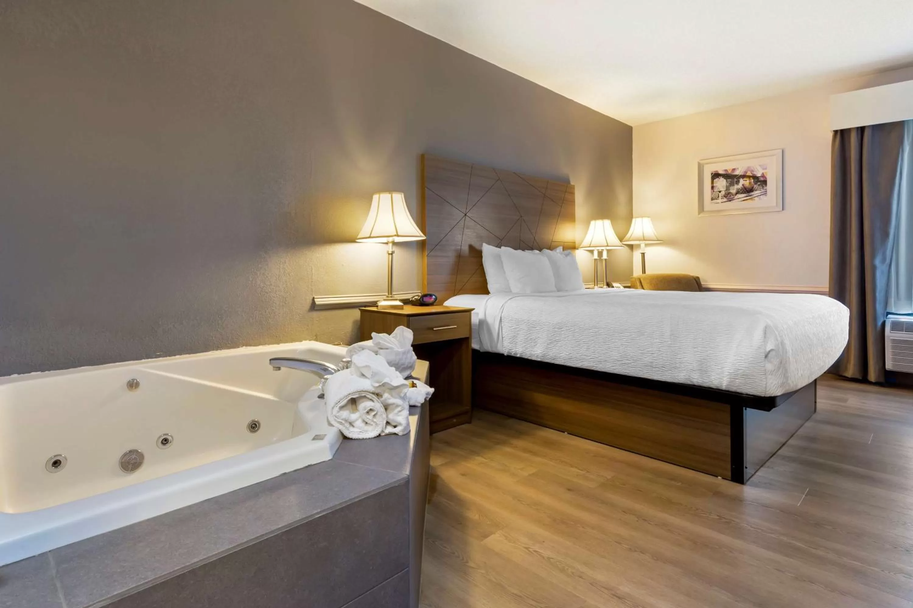 King Suite with Hot Tub - Non-Smoking in Best Western Plus South Hill Inn