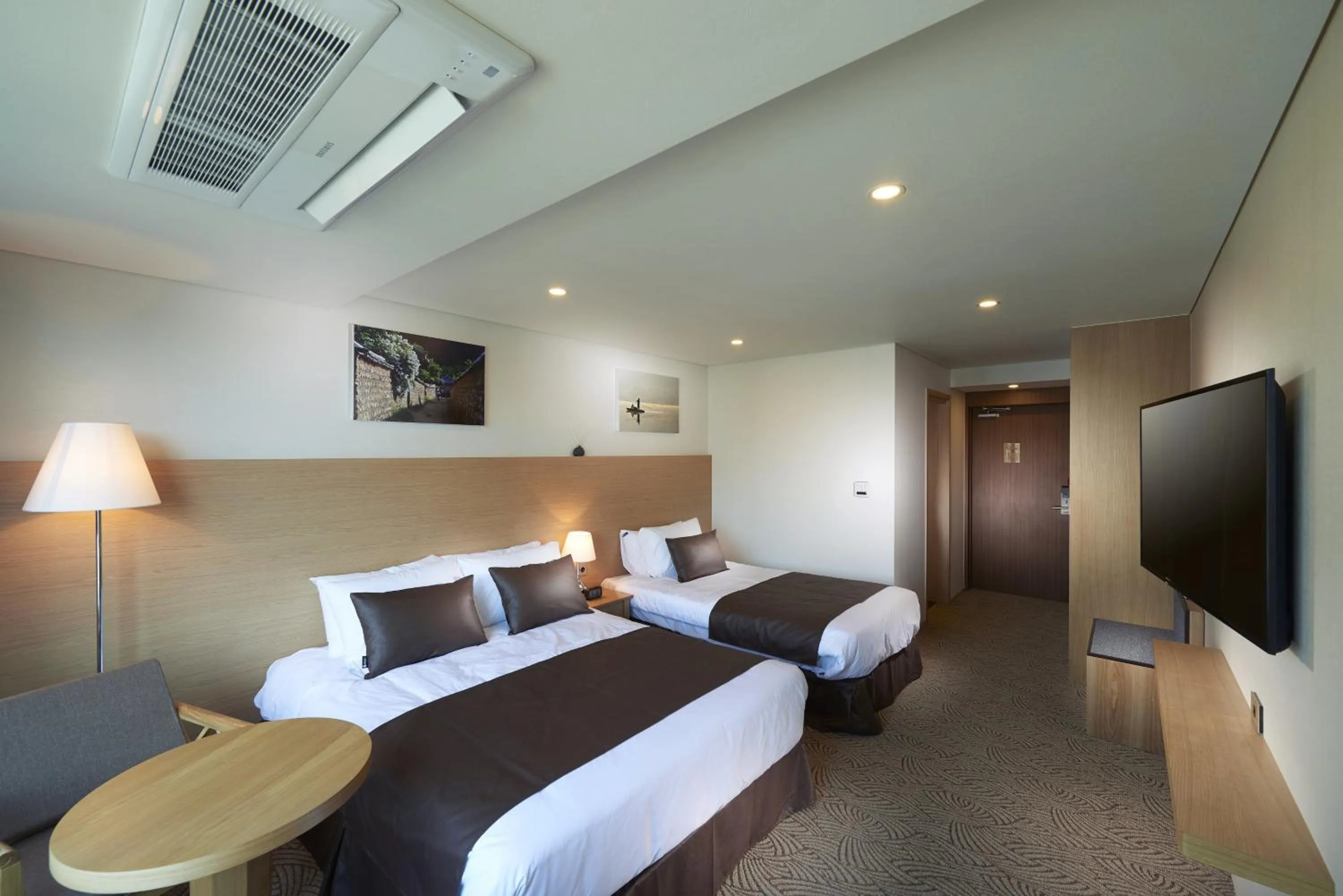 Deluxe Twin Room with Mountain View in Benikea Jungmun Hotel