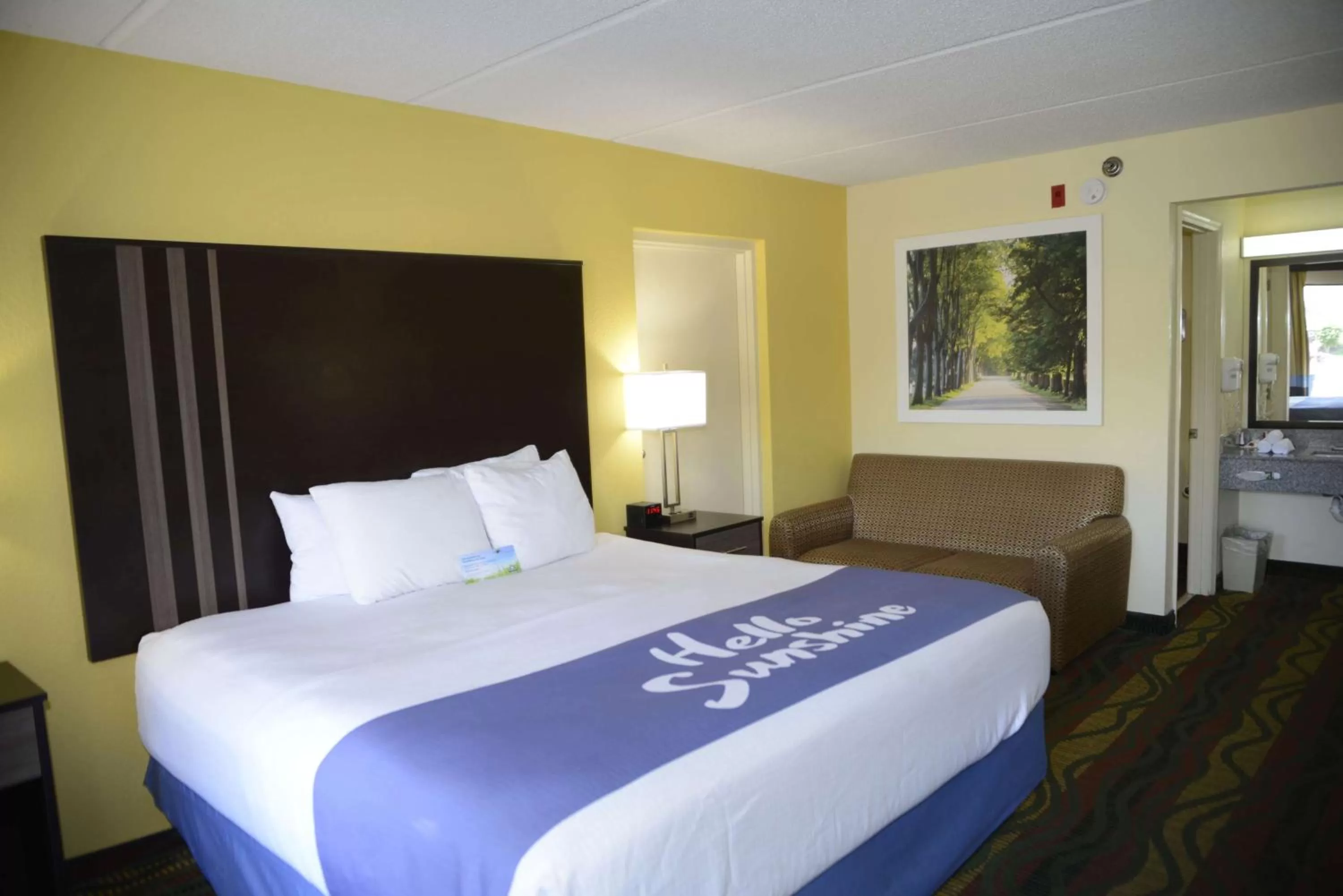 King Studio Suite - No Pets/Non-Smoking in Days Inn by Wyndham Kodak/Sevierville Intrstate SmokeyMntns