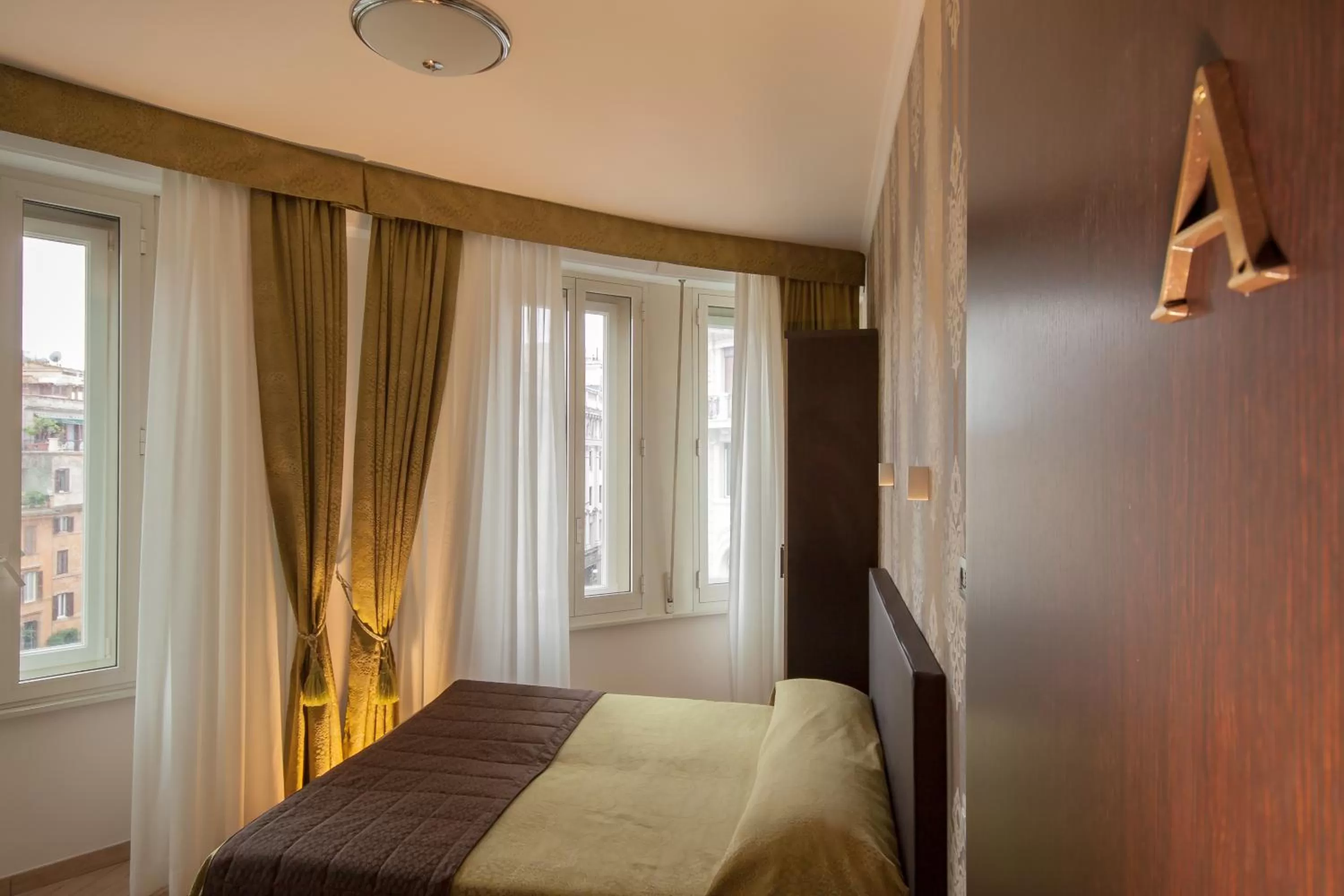 Two Connecting Rooms in Rome Kings Suite