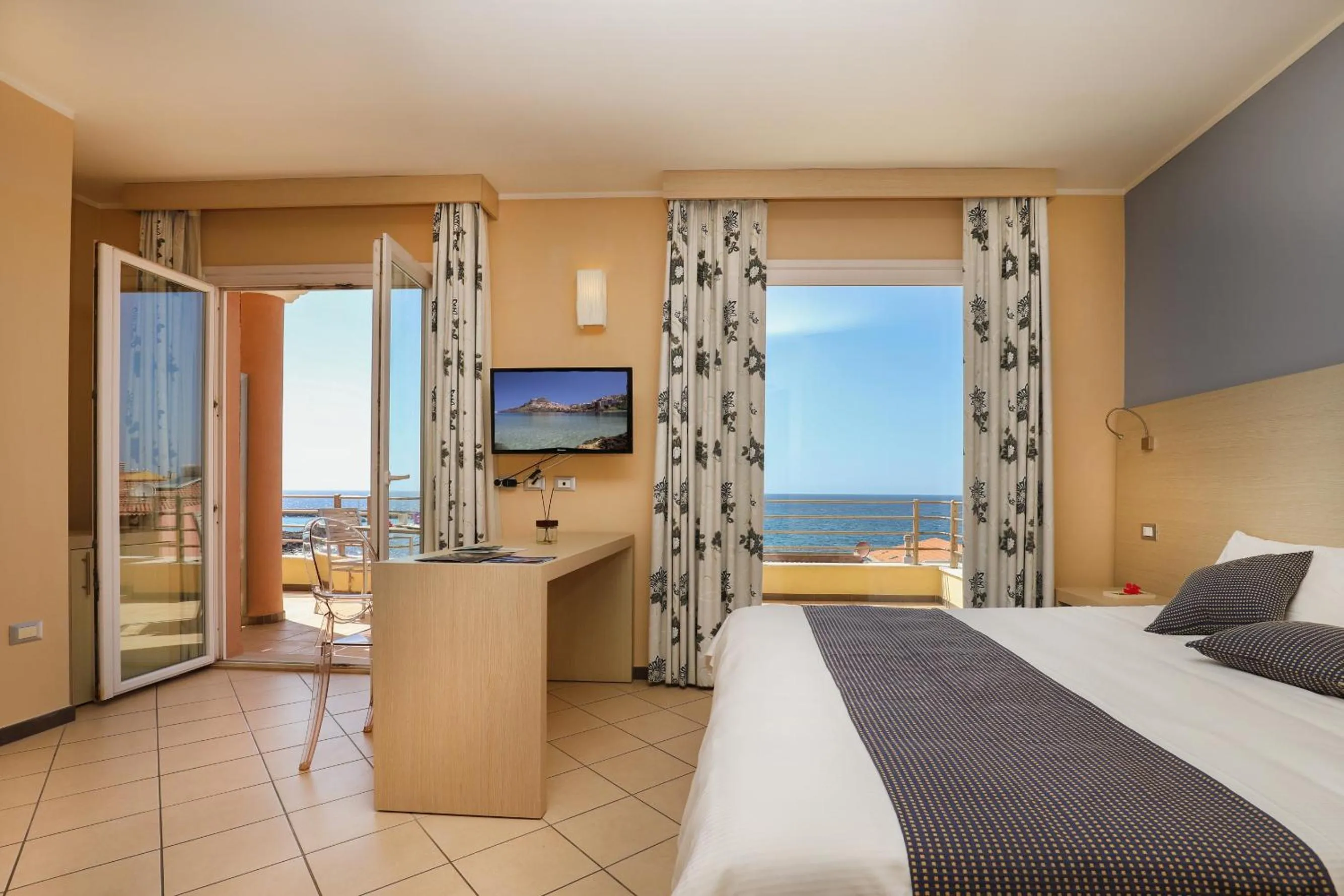 Superior Room with Terrace and Sea View in Janus Hotel