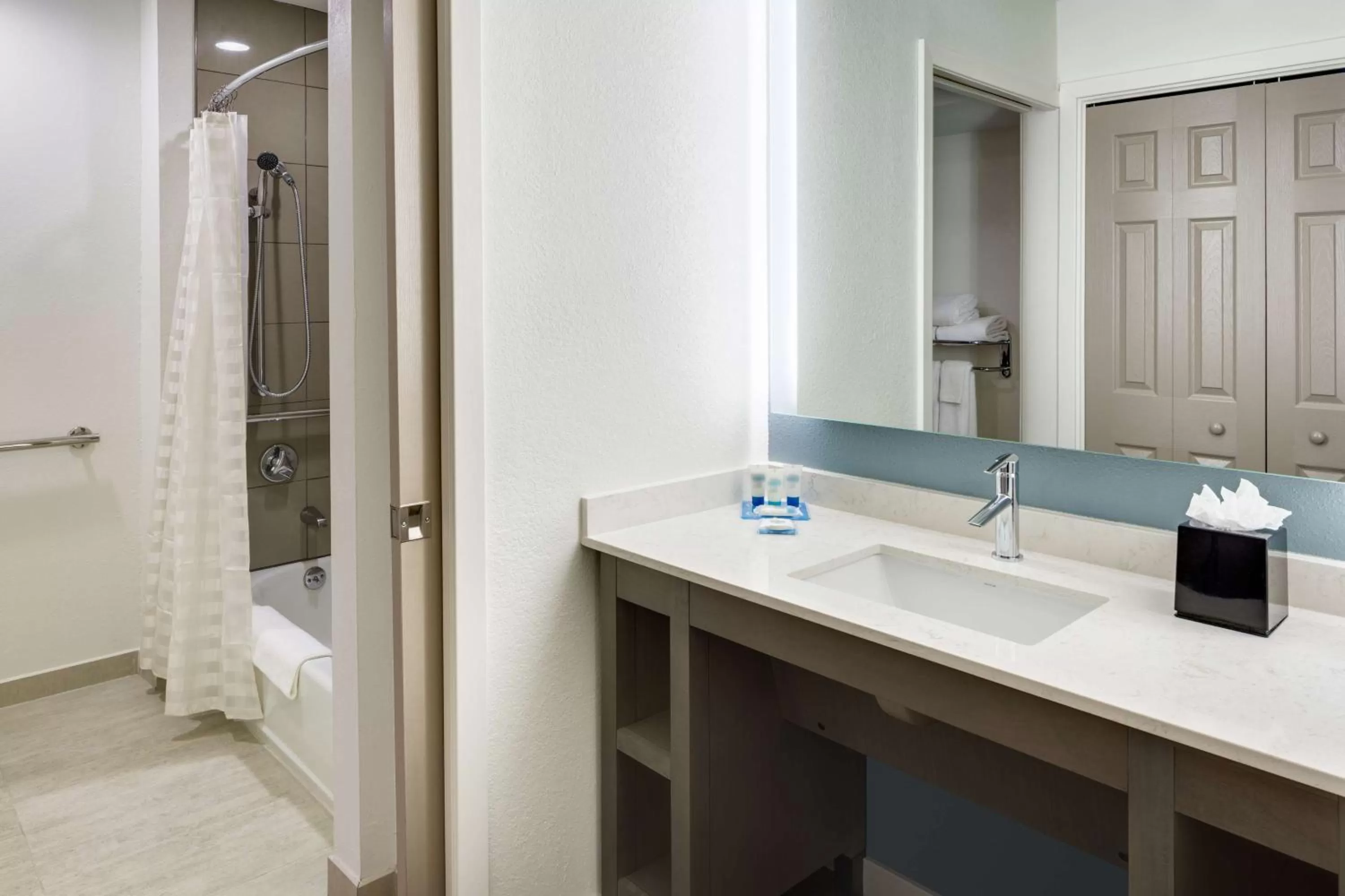 Queen Room with Accessible Tub - Disability Access in Hyatt House Boston Waltham