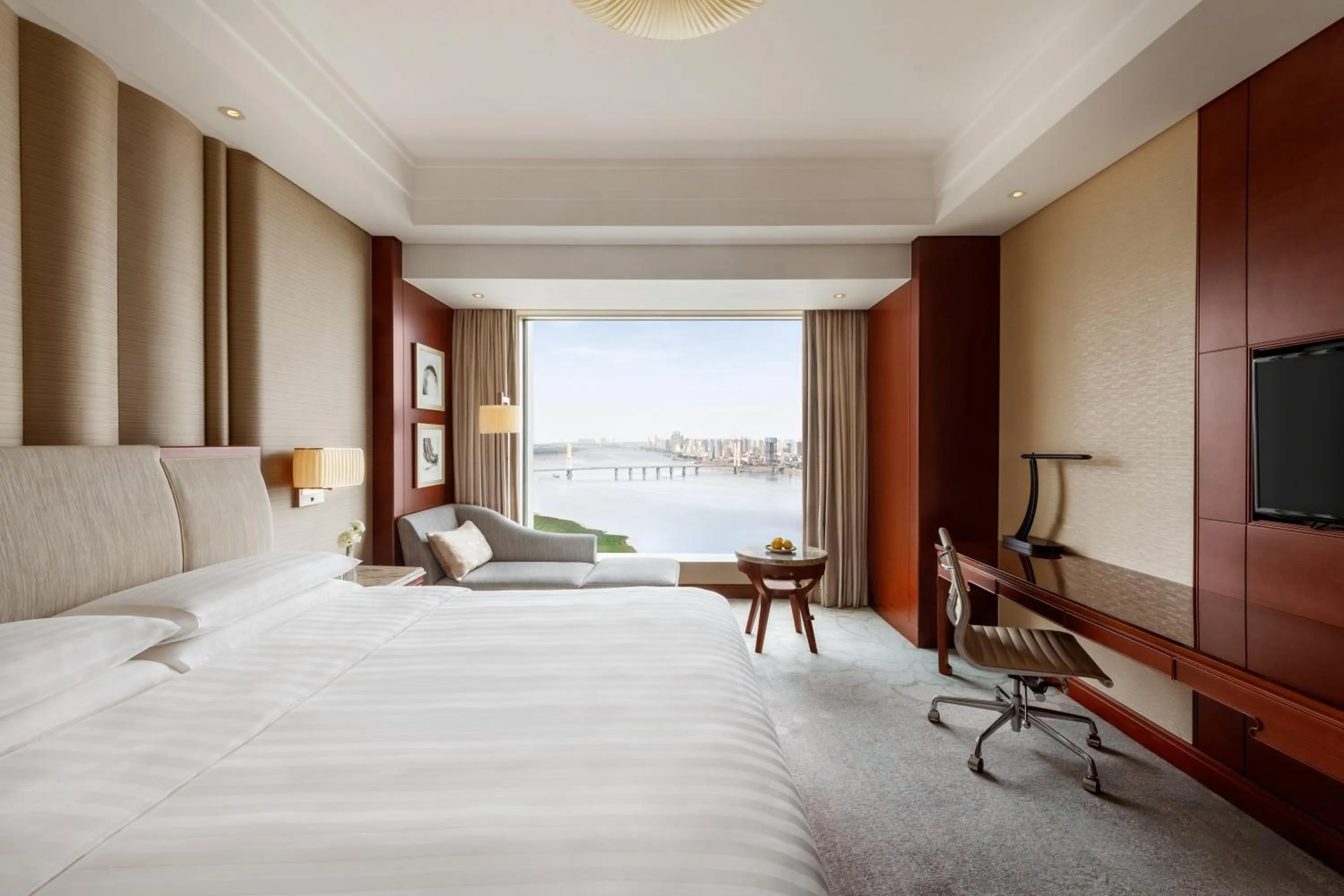 Deluxe King Room with River View in Shangri-La Nanchang丨All room offer river views Just one stop from the Pavilion of Prince Teng