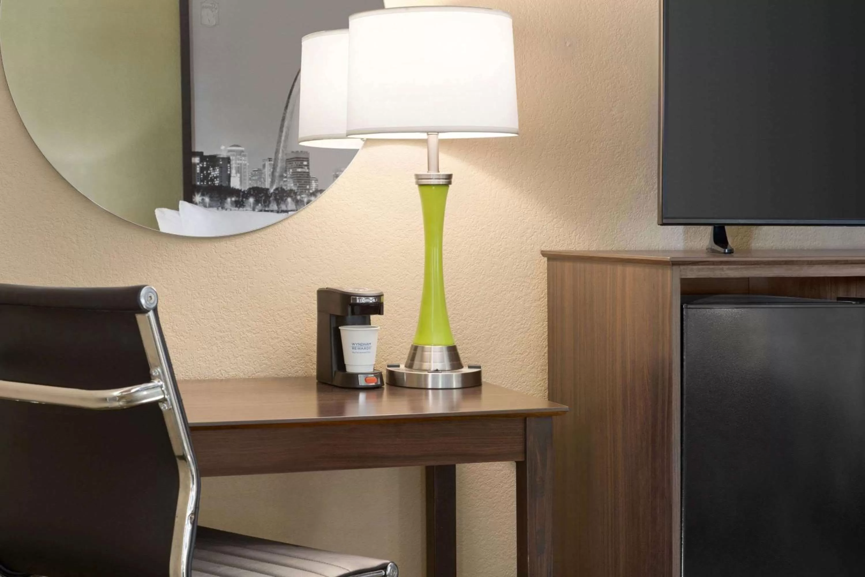 King Room - Disability Access/Non-Smoking in Super 8 by Wyndham Sikeston/Miner Area