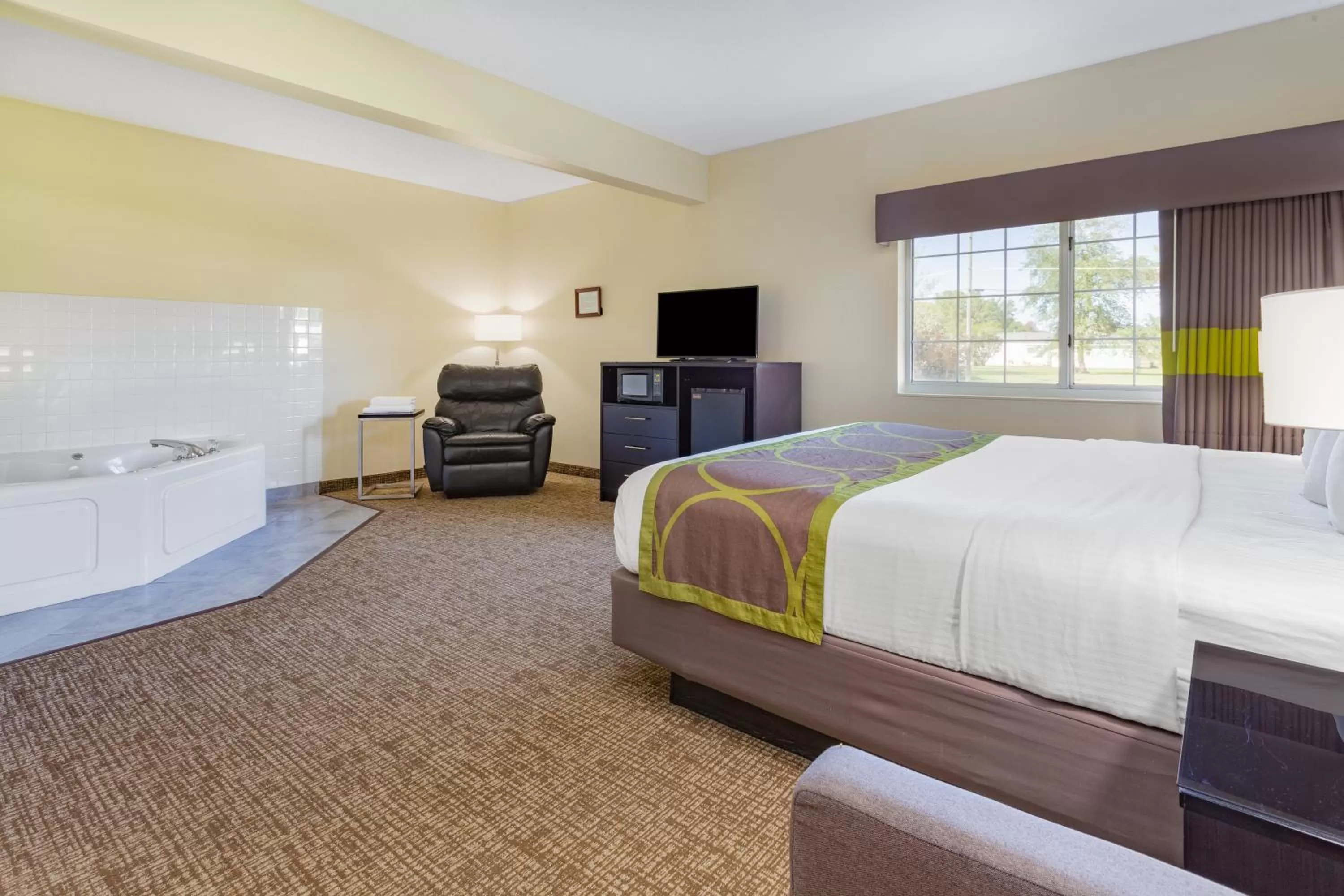King Suite with Spa Bath- Non-Smoking in Super 8 by Wyndham Emmetsburg